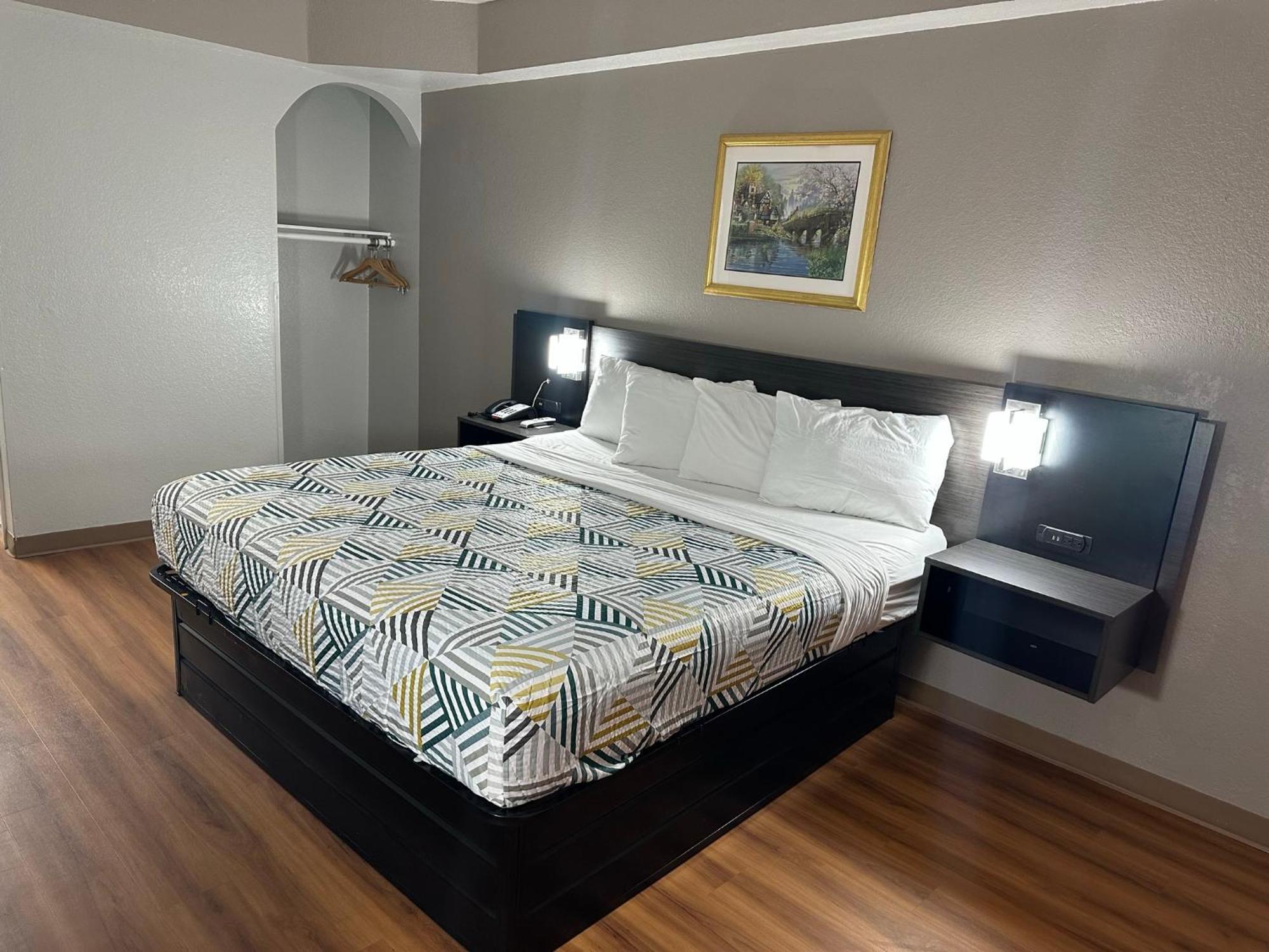 Queen Room with Two Queen Beds - Smoking