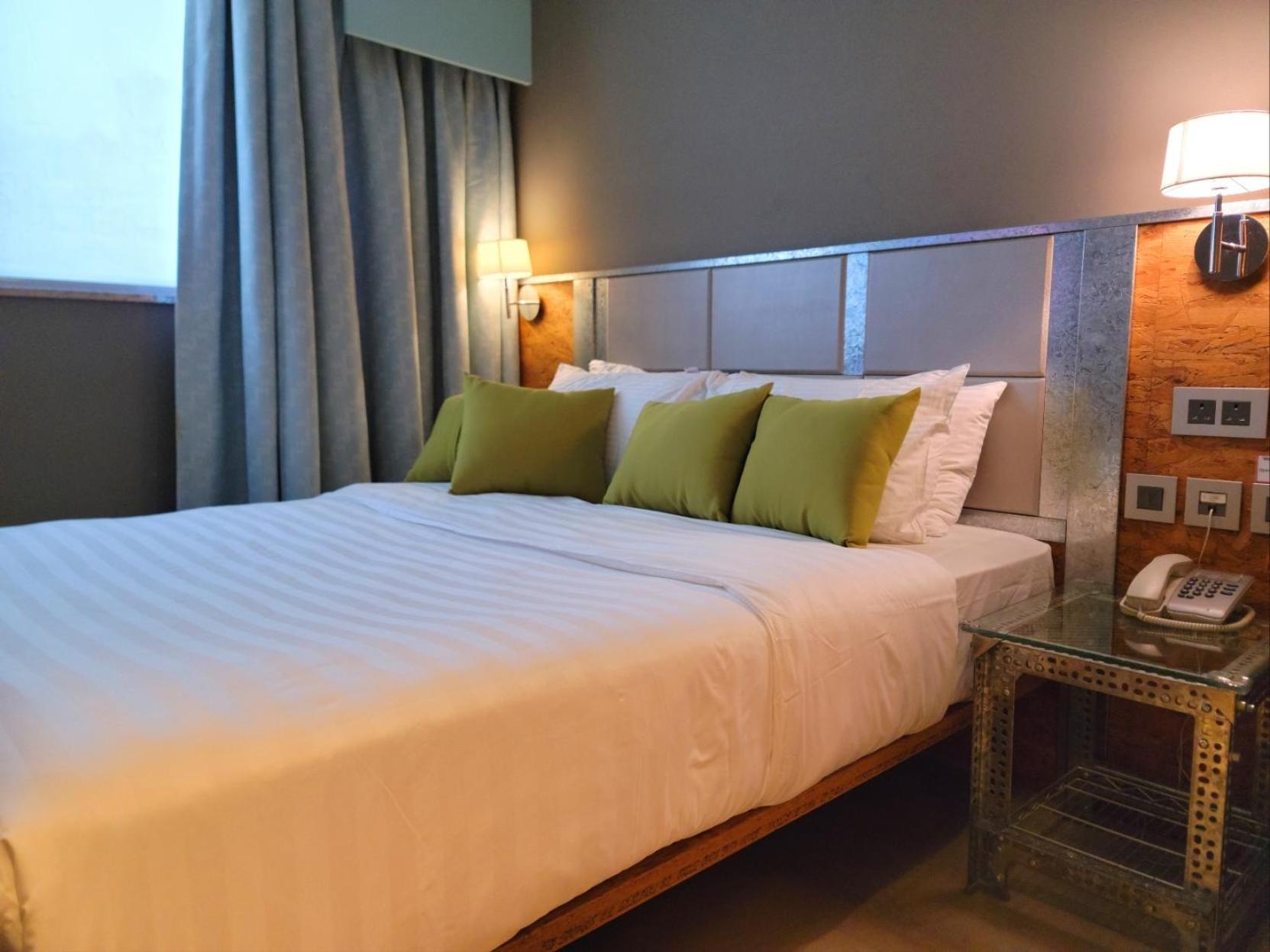 IND Queen Room,1547282983:JPEG
