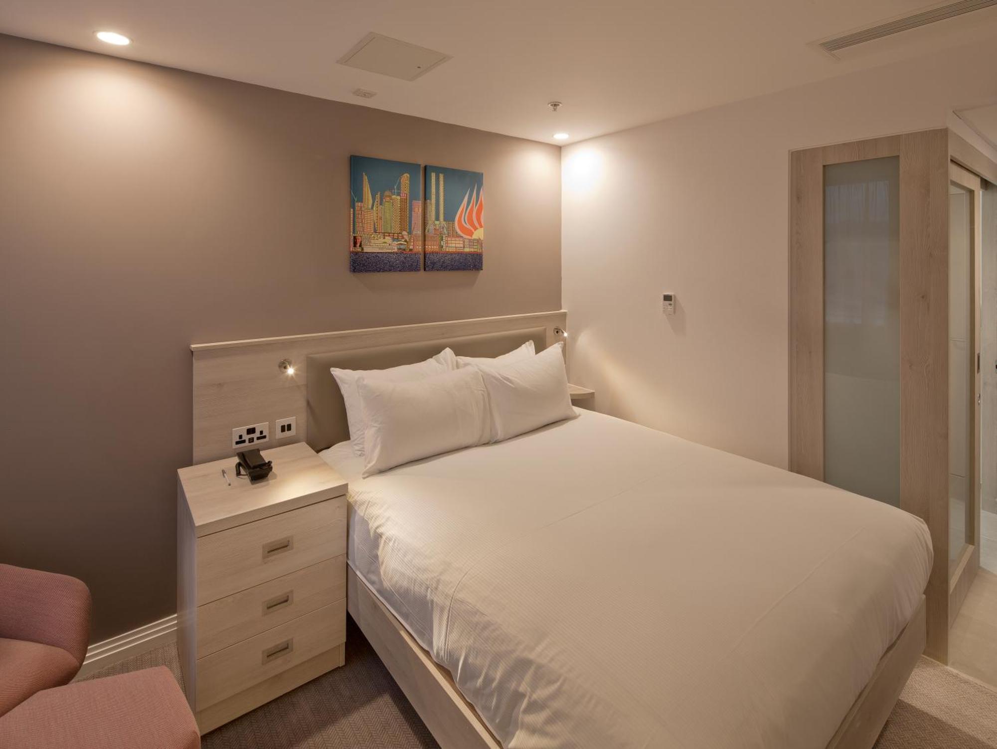Habitación con cama grande