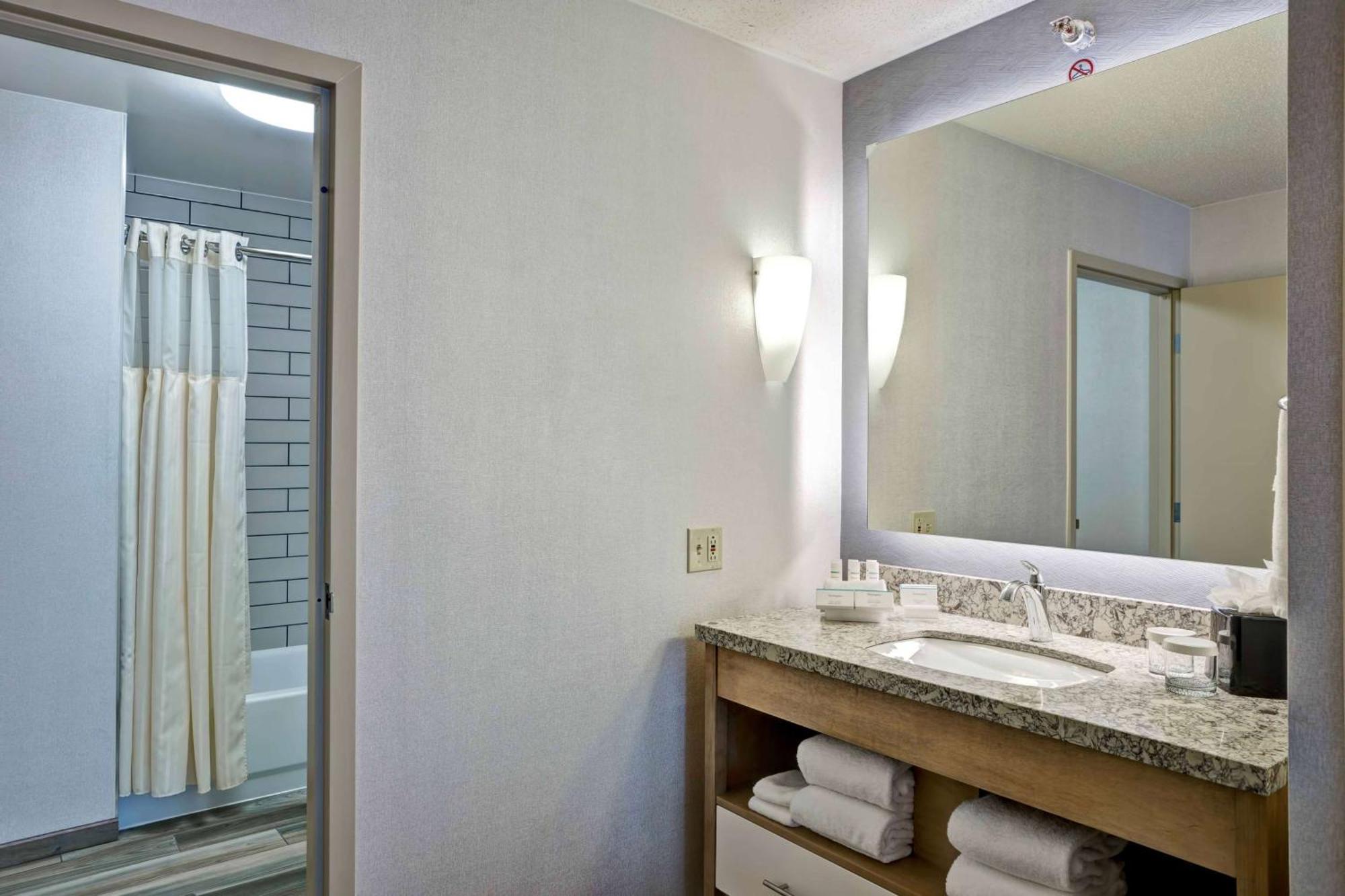 One-Bedroom Queen Suite