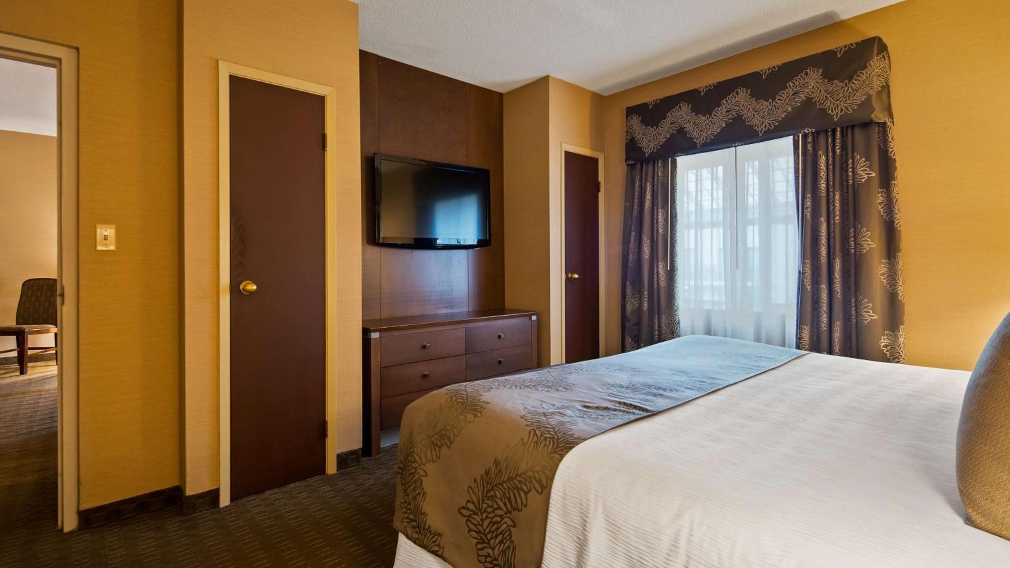 One-Bedroom King Suite with Jetted Tub