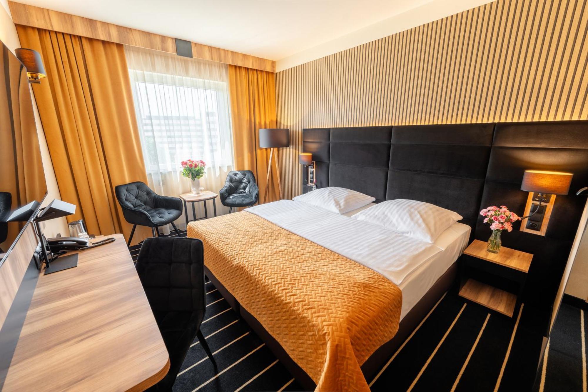 Business Double Room,1583070561:JPEG