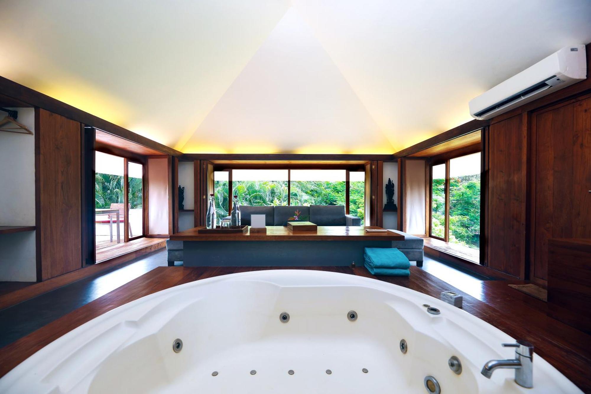 A/c Luxury suite with Jacuzzi