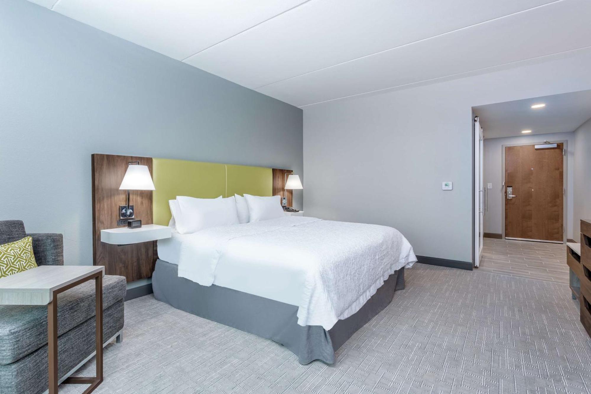 King Room with Roll-In Shower - Mobility and Hearing Access/Non-Smoking