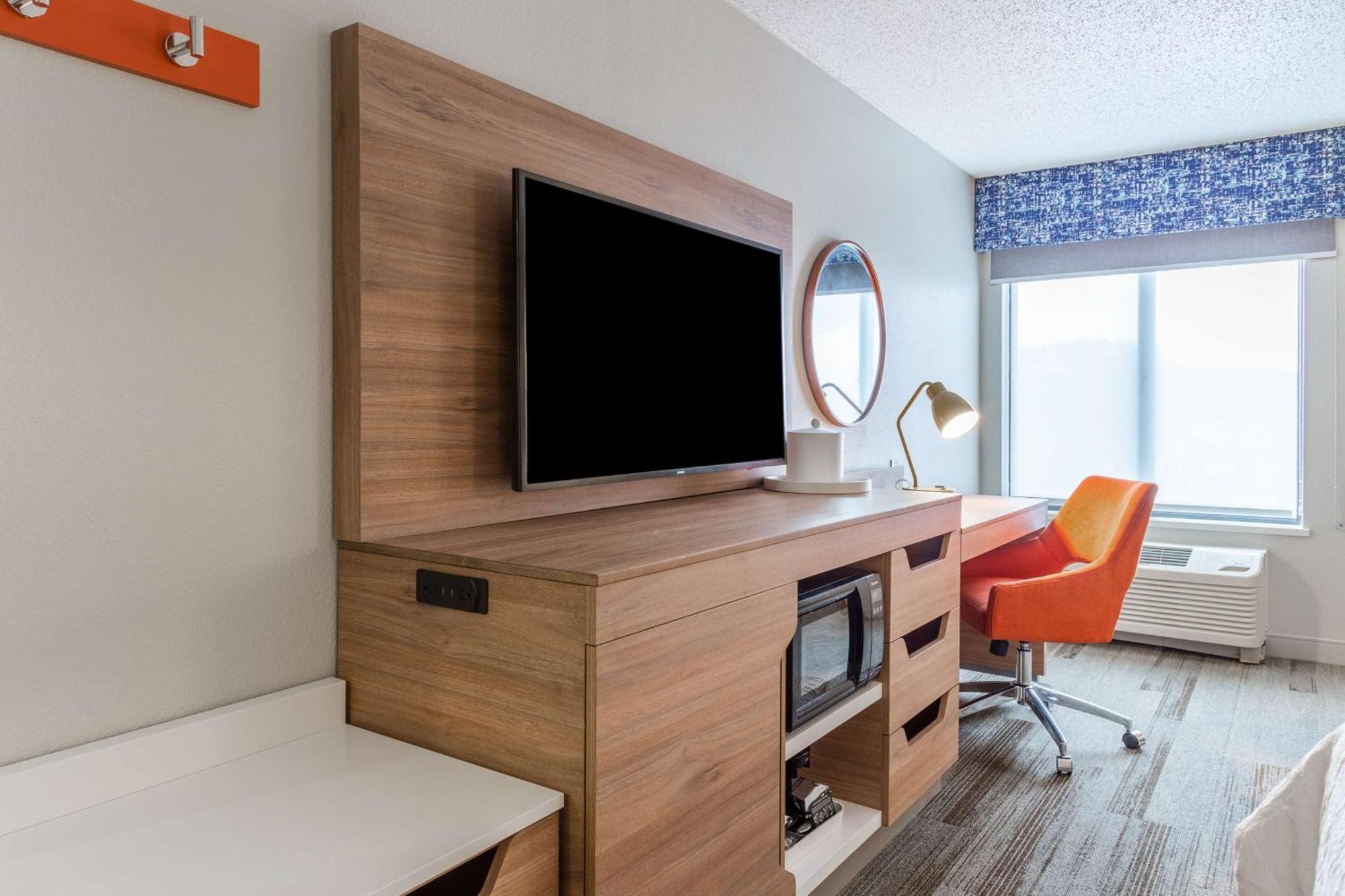 King Room with King Bed - Non-Smoking