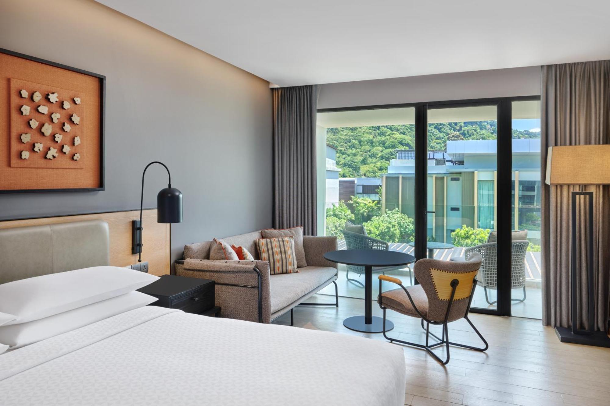 Zimmer mit Kingsize-Bett und Balkon