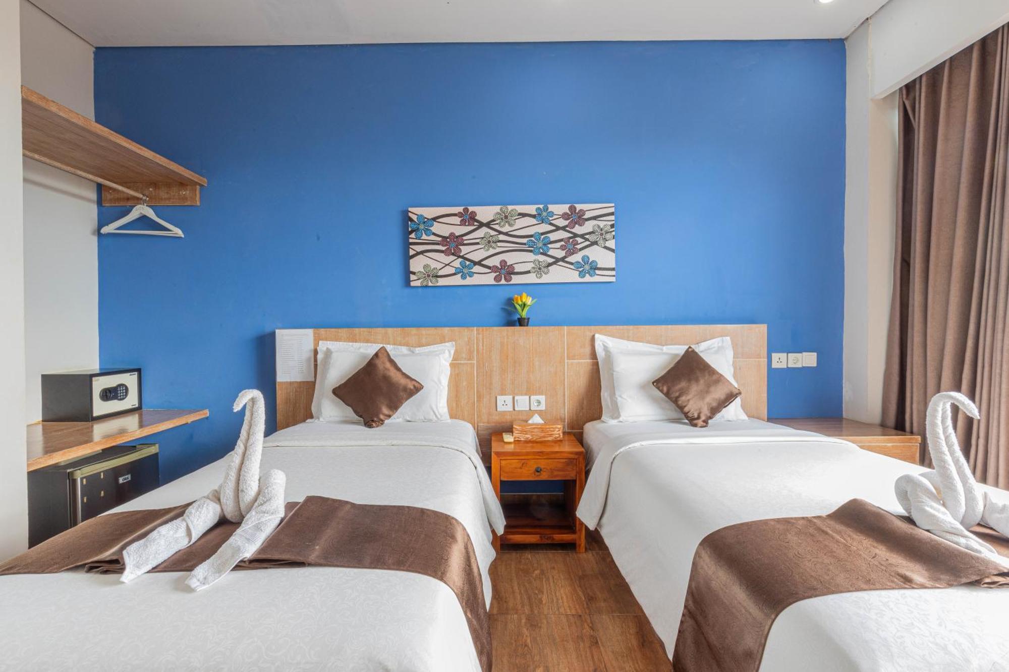 Deluxe Twin Room Balcony With Pool View