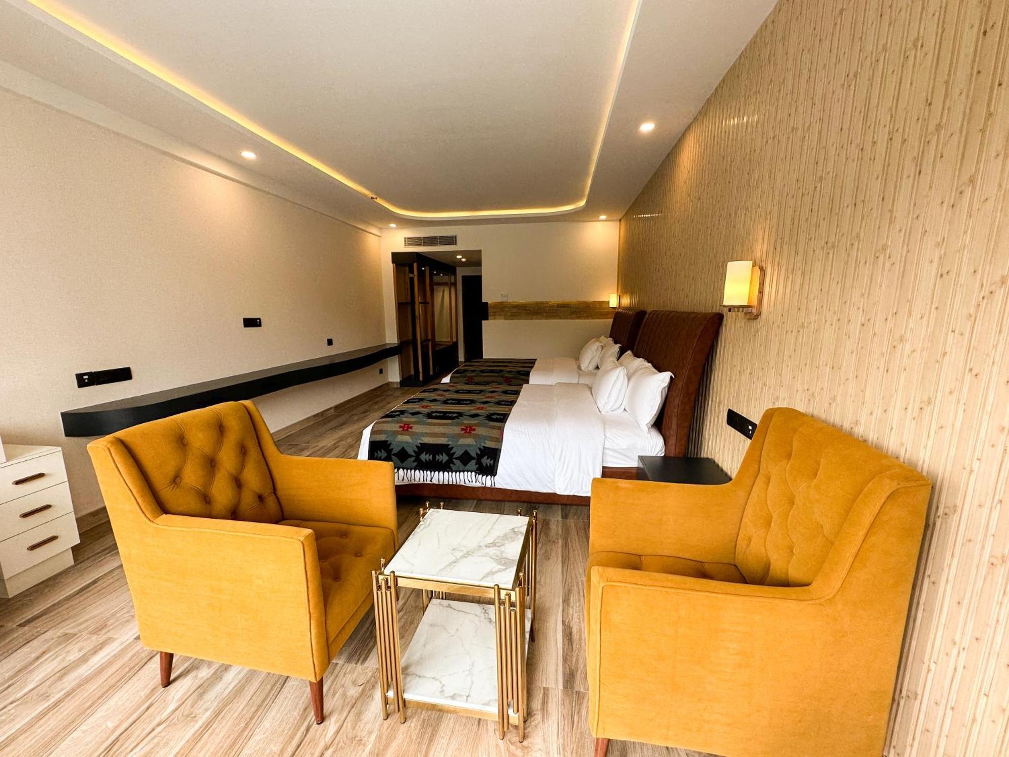 Luxury King Room or Two Queen Bedroom Balcony Pool View,1547970007:JPEG