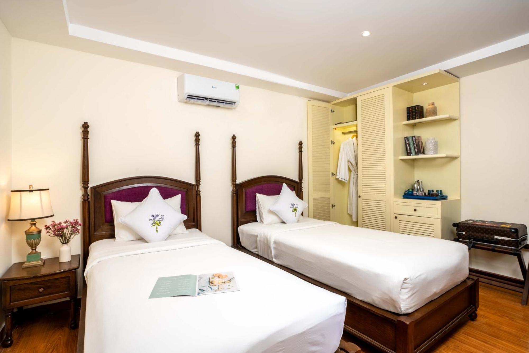 Deluxe Twin No Window 30 Mins Foot Massage