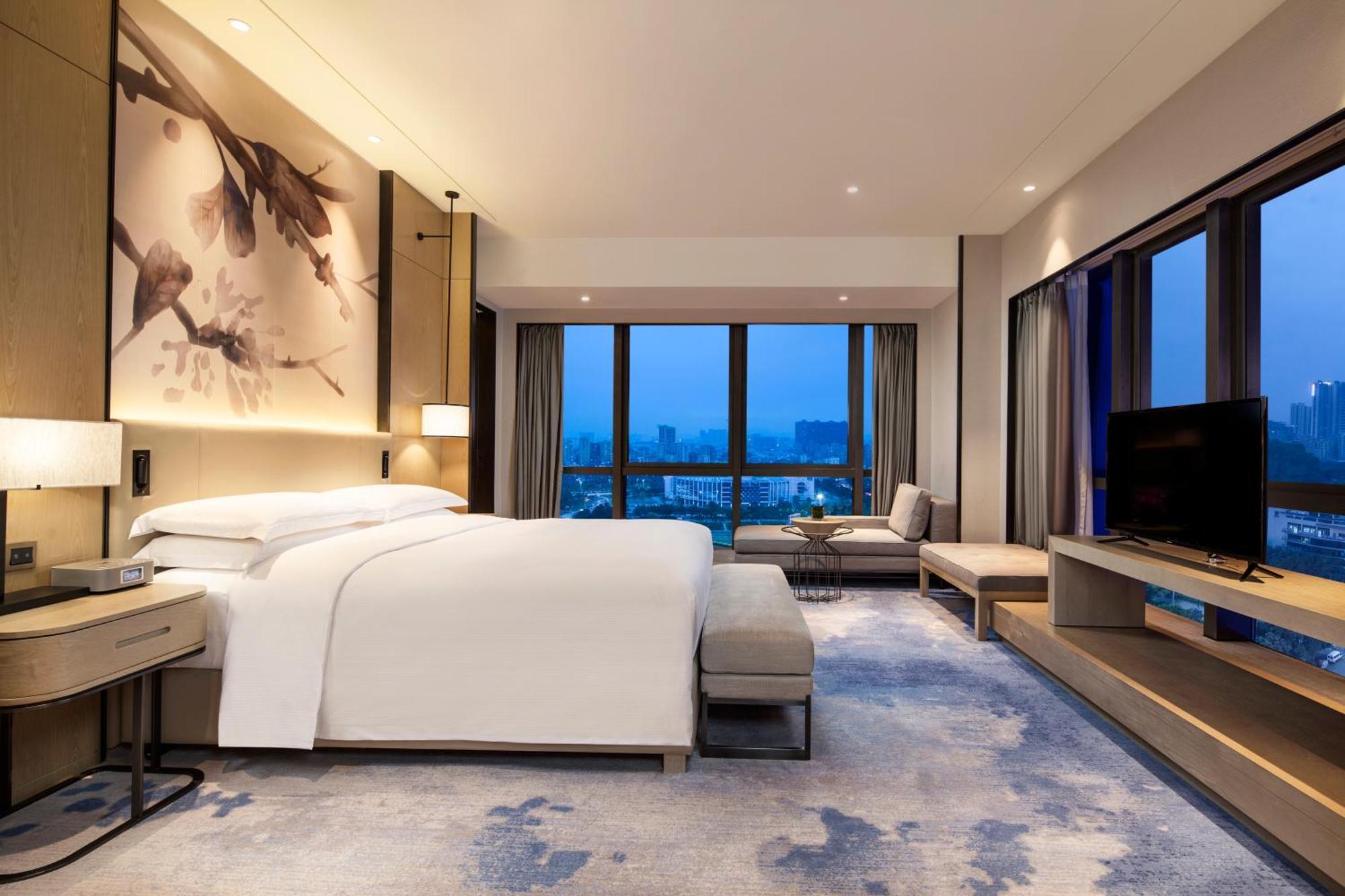 Deluxe King Suite - Lounge Access