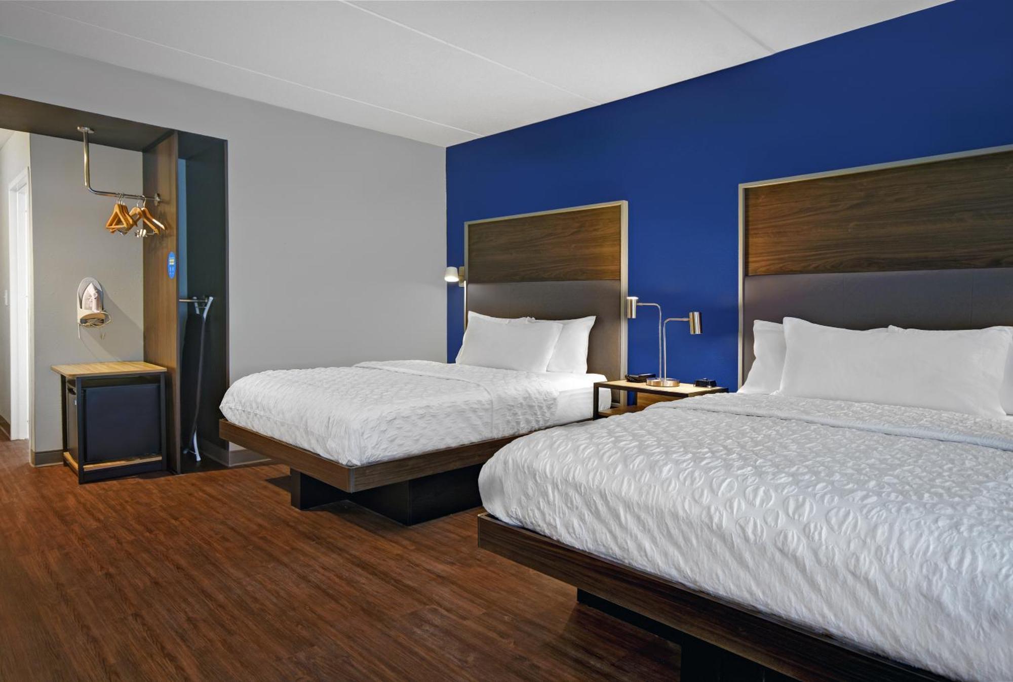 Queen Room with Two Queen Beds and Bath Tub - Mobility Accessible