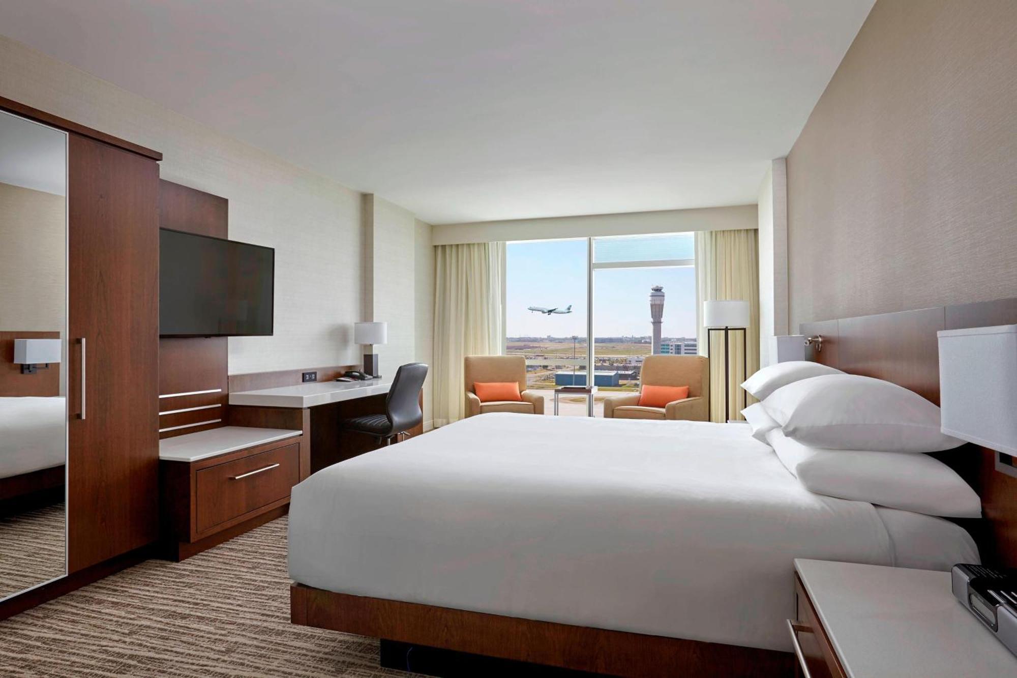 King or Queen Room Airport View Concierge Level,1548363469:JPEG