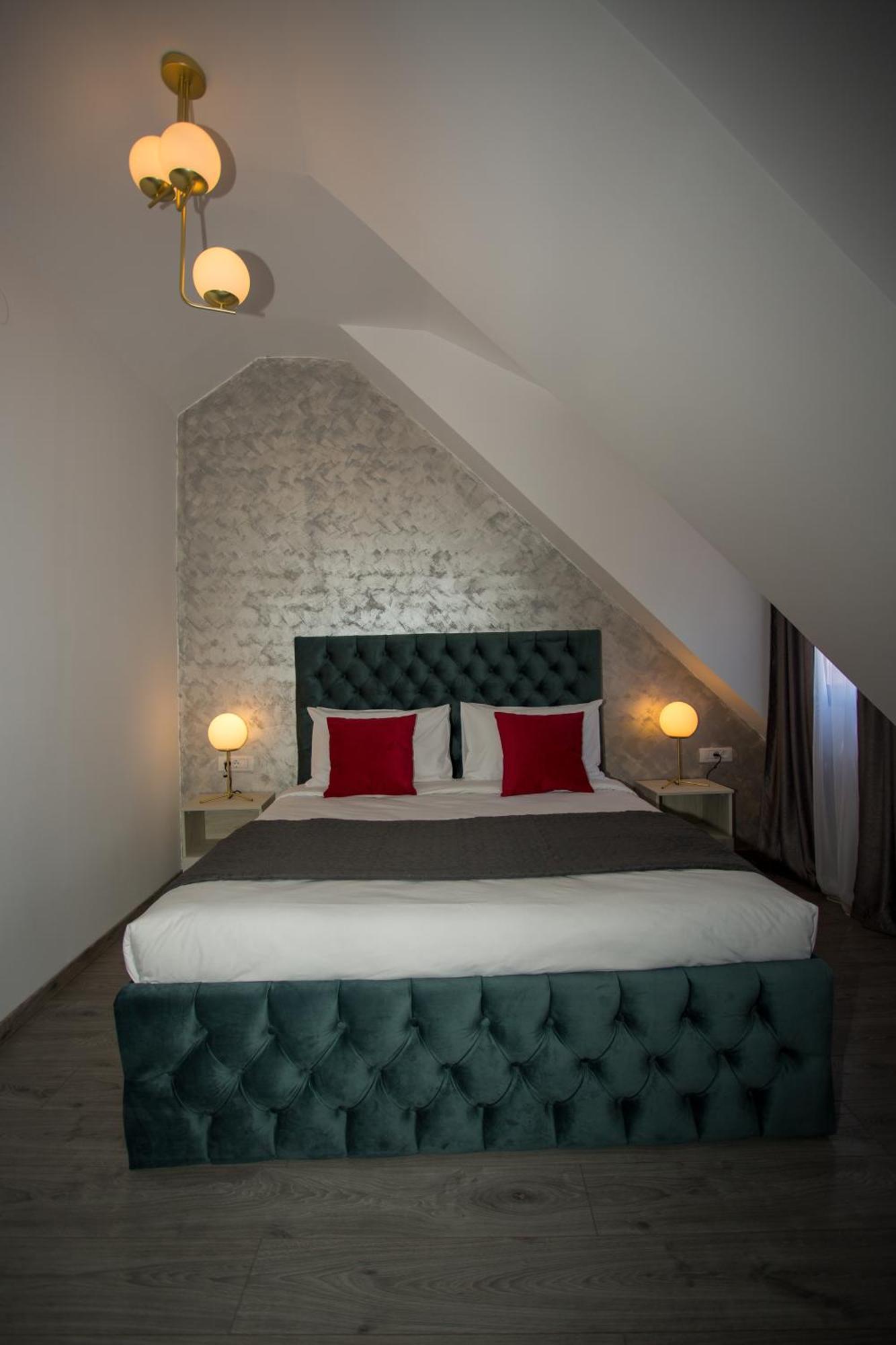 Zimmer mit Kingsize-Bett und Balkon