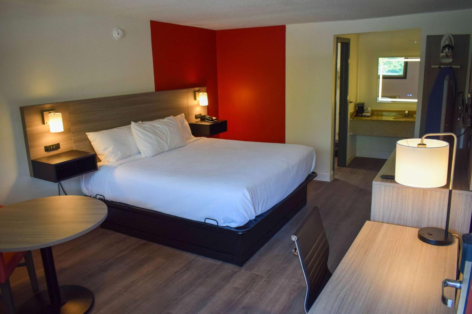 Deluxe King Room - Non-Smoking