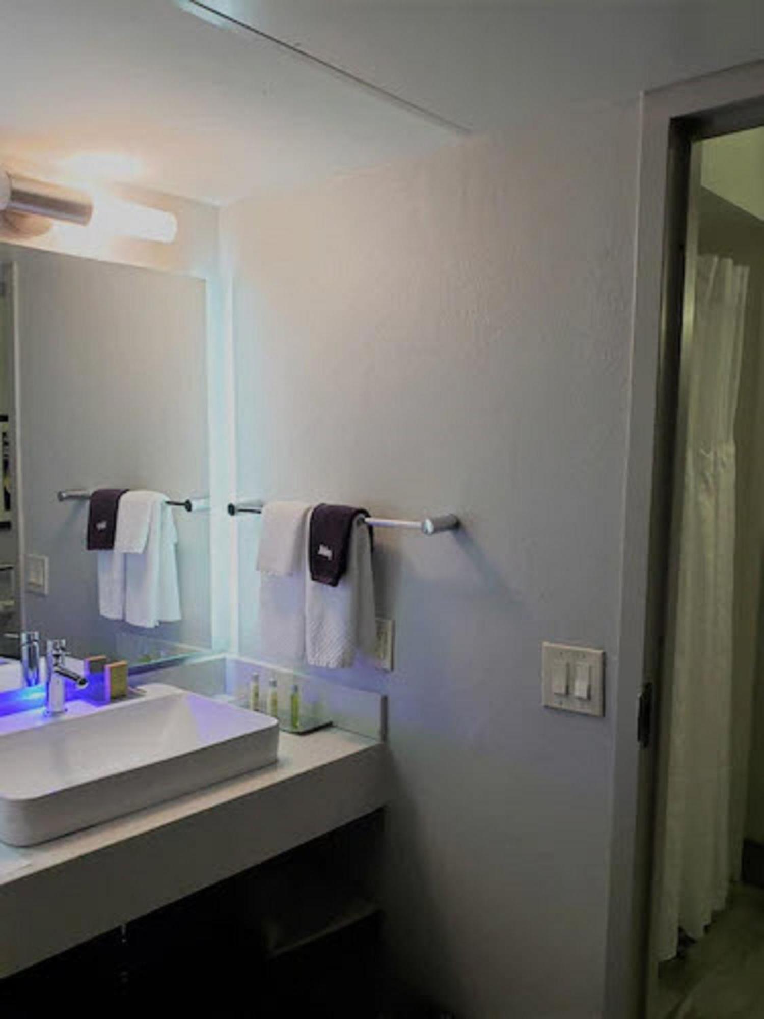Habitación con cama extragrande.