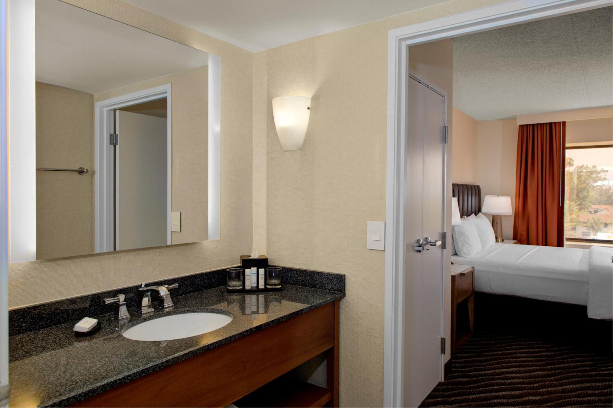 One-Bedroom Suite - Mobility Access/Bath Tub