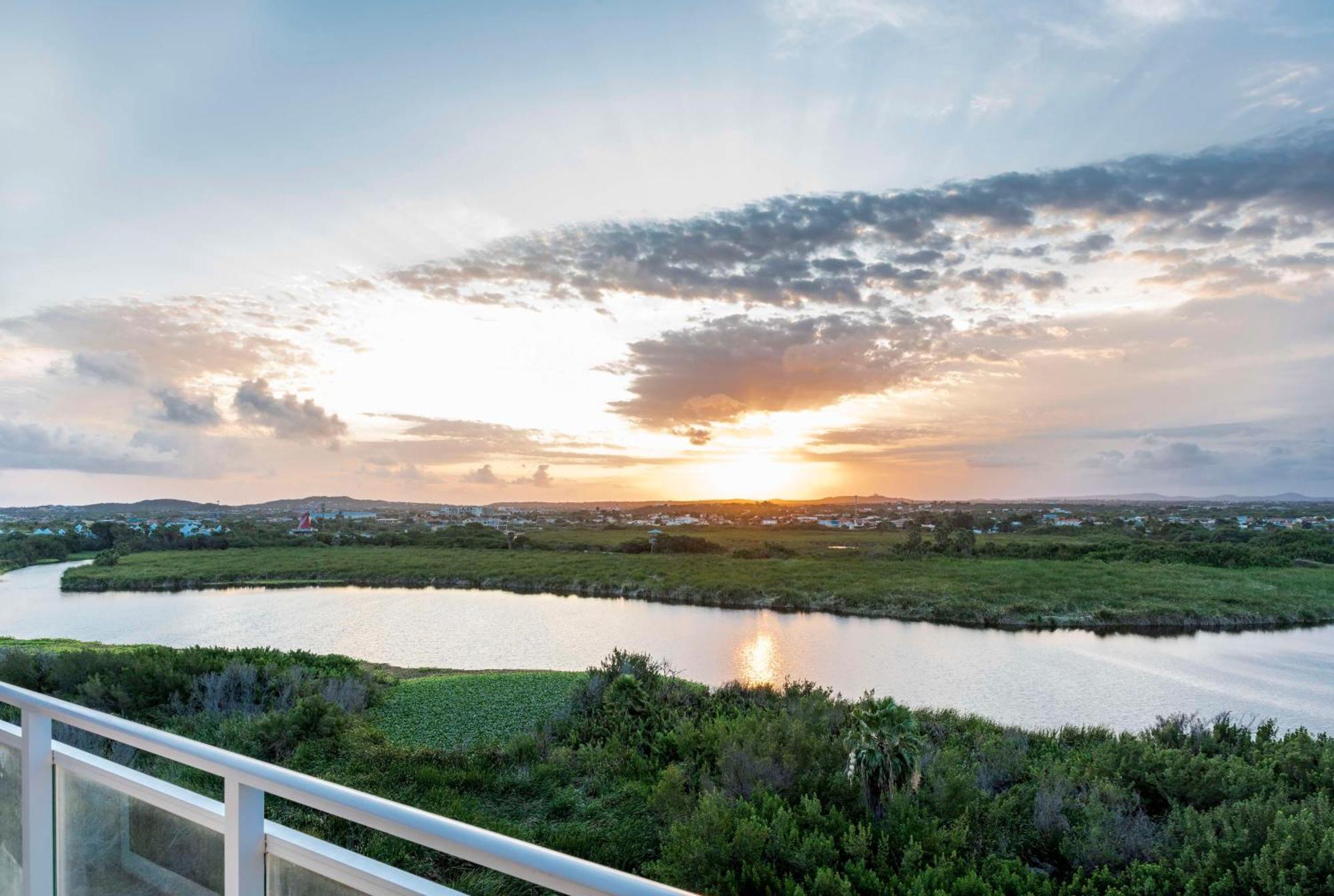 Suite de 1 dormitorio con cama extragrande y vistas al amanecer