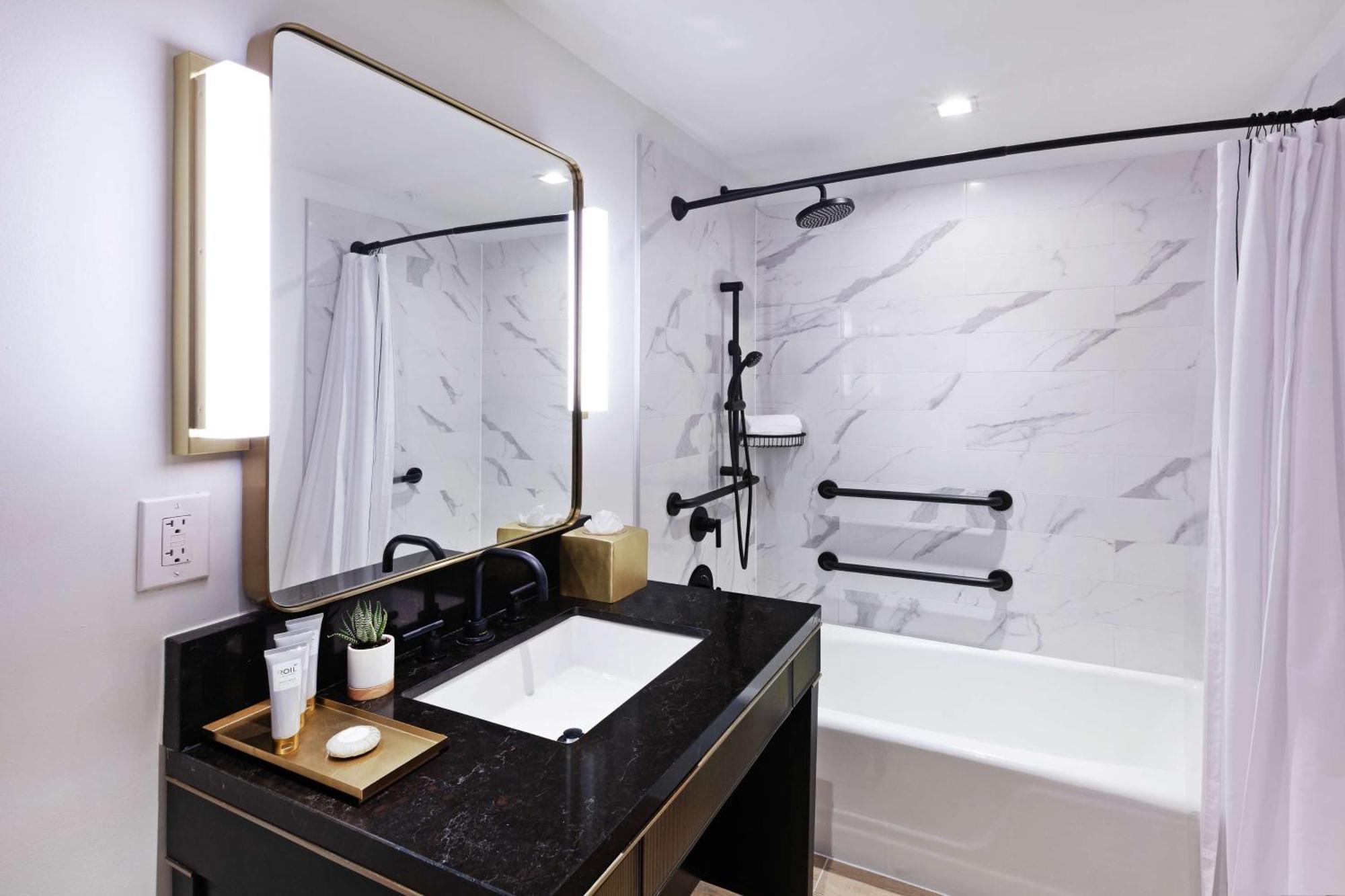 Habitación adaptada para personas con discapacidad/discapacidad auditiva y equipada con bañera - Cama extragrande