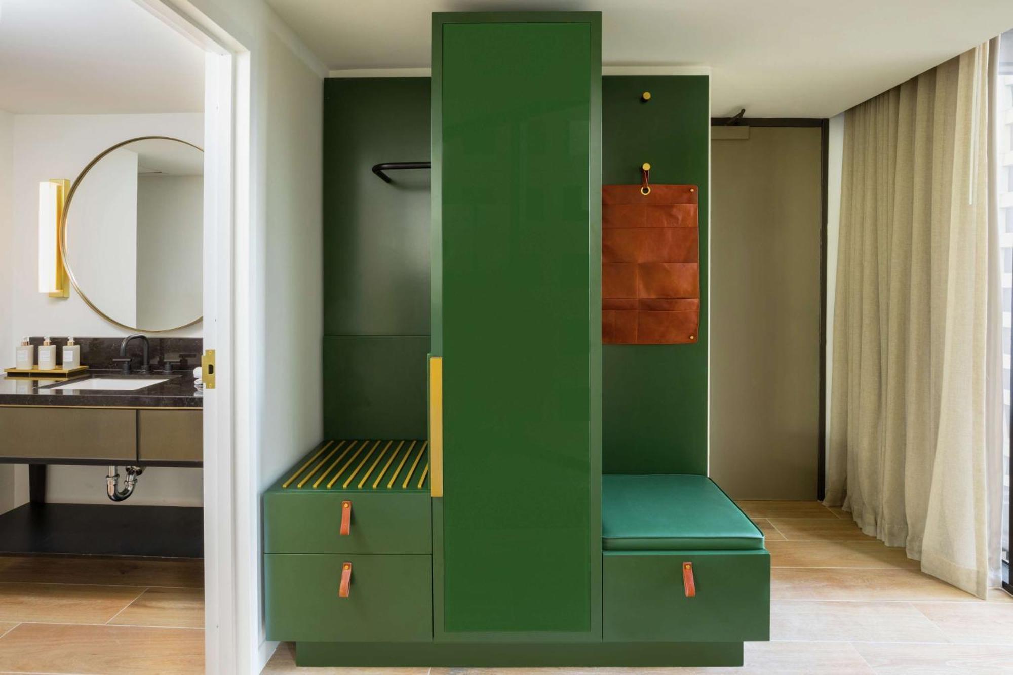 Habitación con cama extragrande.
