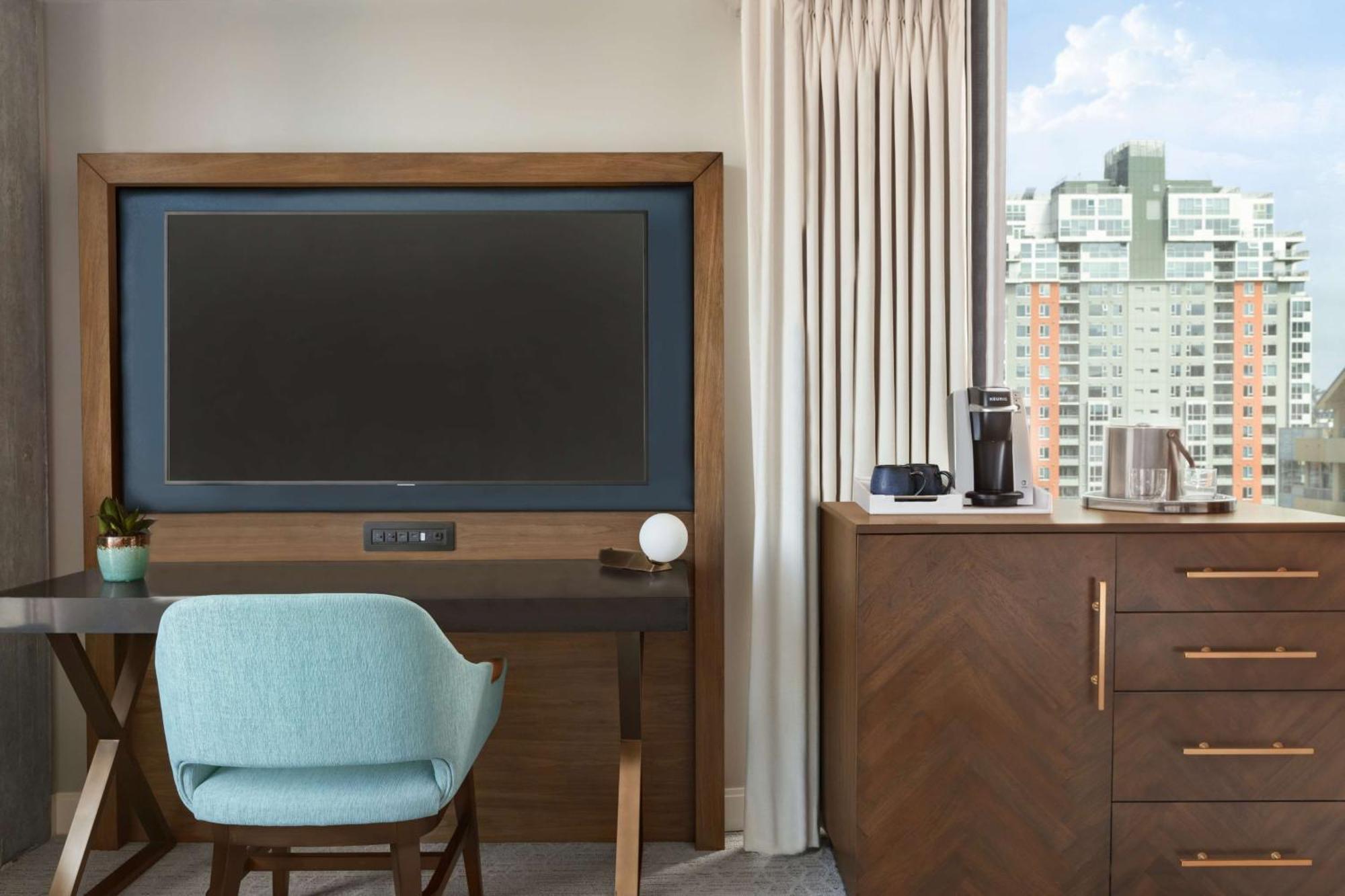 Zimmer mit Kingsize-Bett und Stadtblick