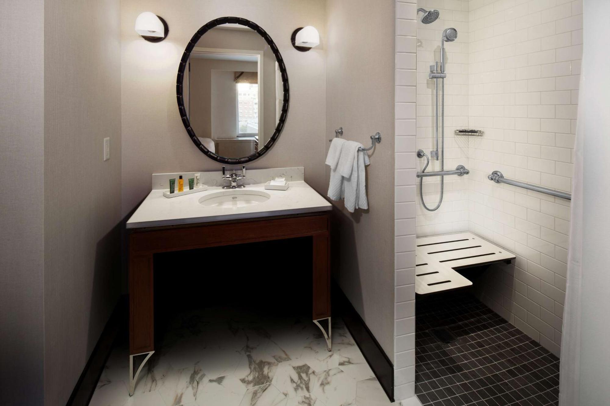 Habitación con ducha a ras de suelo, adaptada para personas de movilidad reducida - Cama extragrande