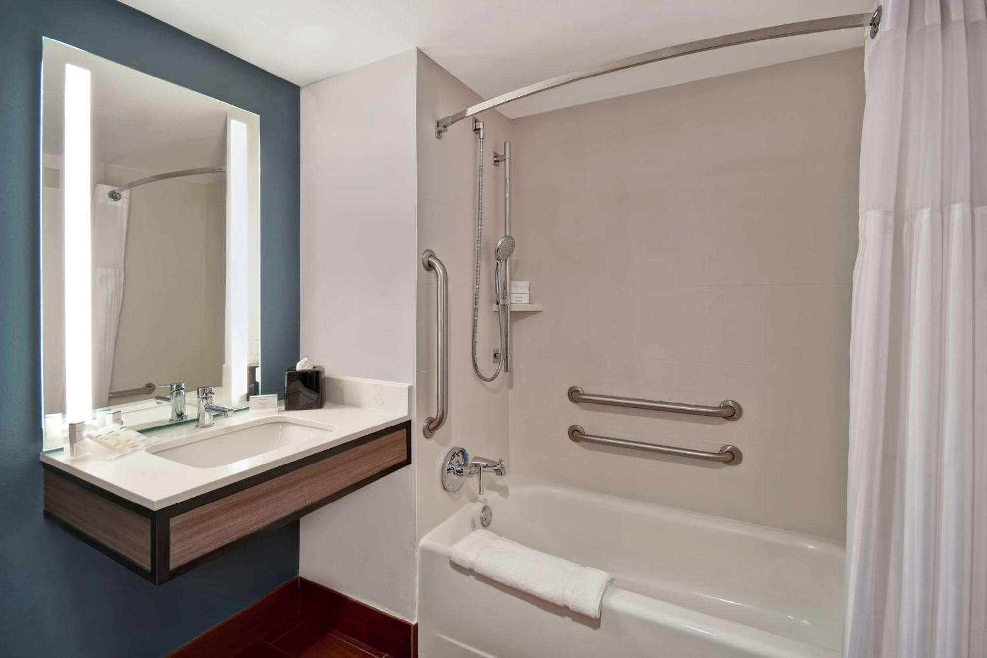 Habitación adaptada para personas de movilidad reducida con cama extragrande y bañera