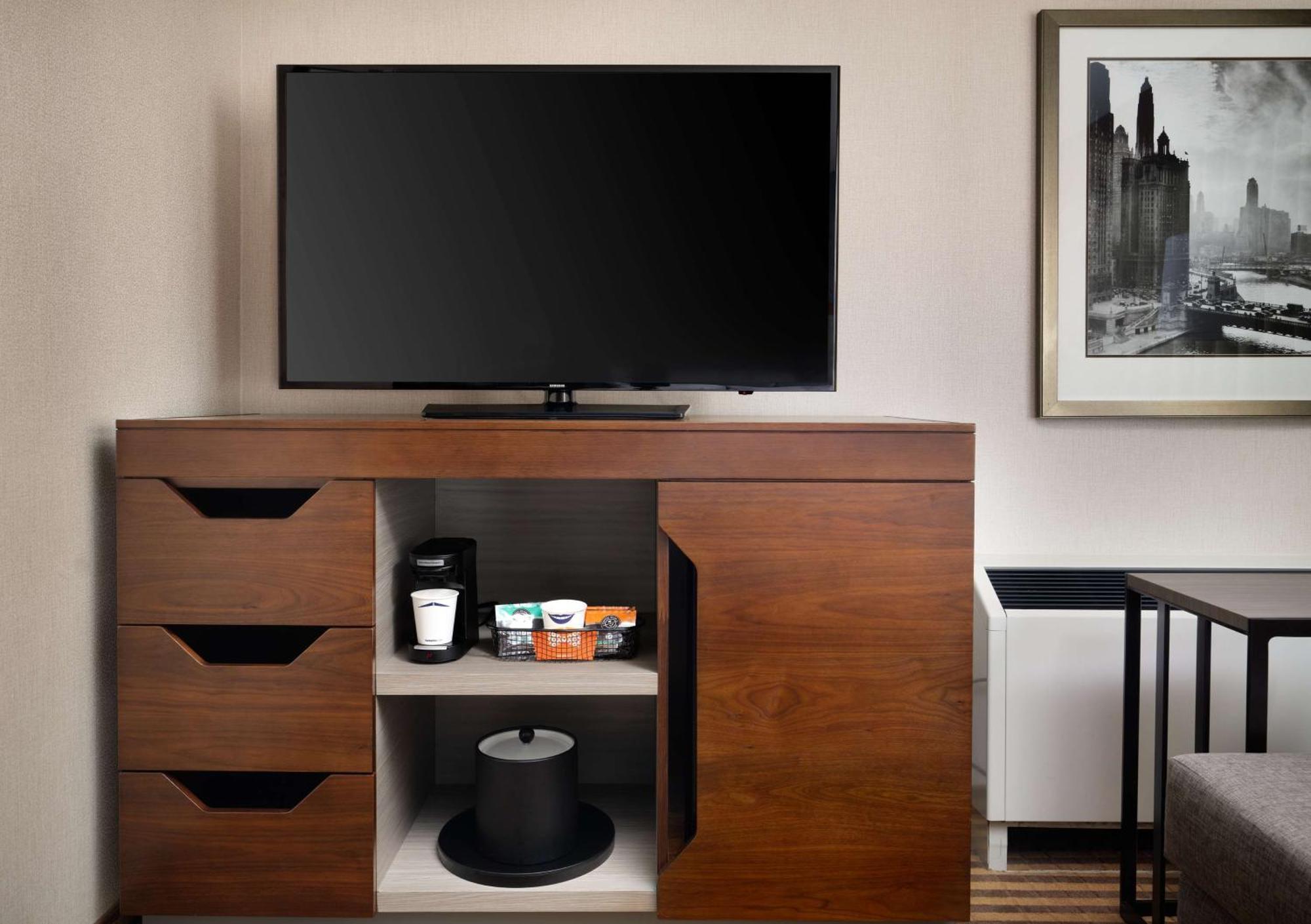 Habitación con cama extragrande.