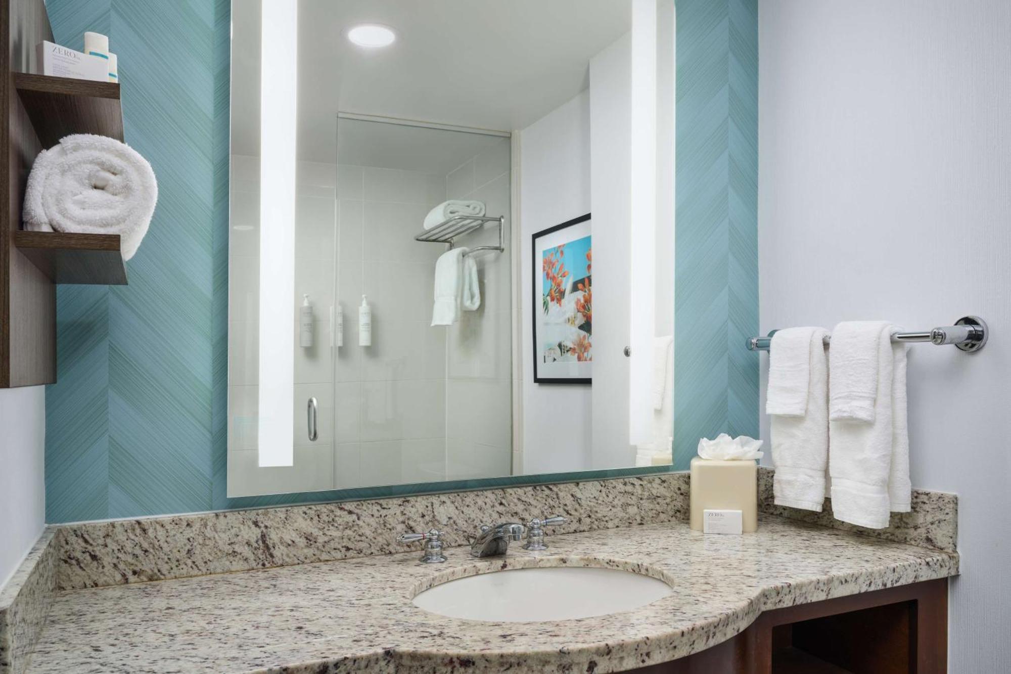 Habitación con 2 camas grandes y bañera adaptada para personas de movilidad reducida y personas con discapacidad auditiva