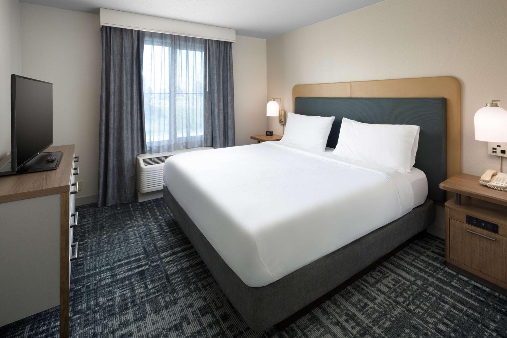 One-Bedroom King Suite - Non-Smoking