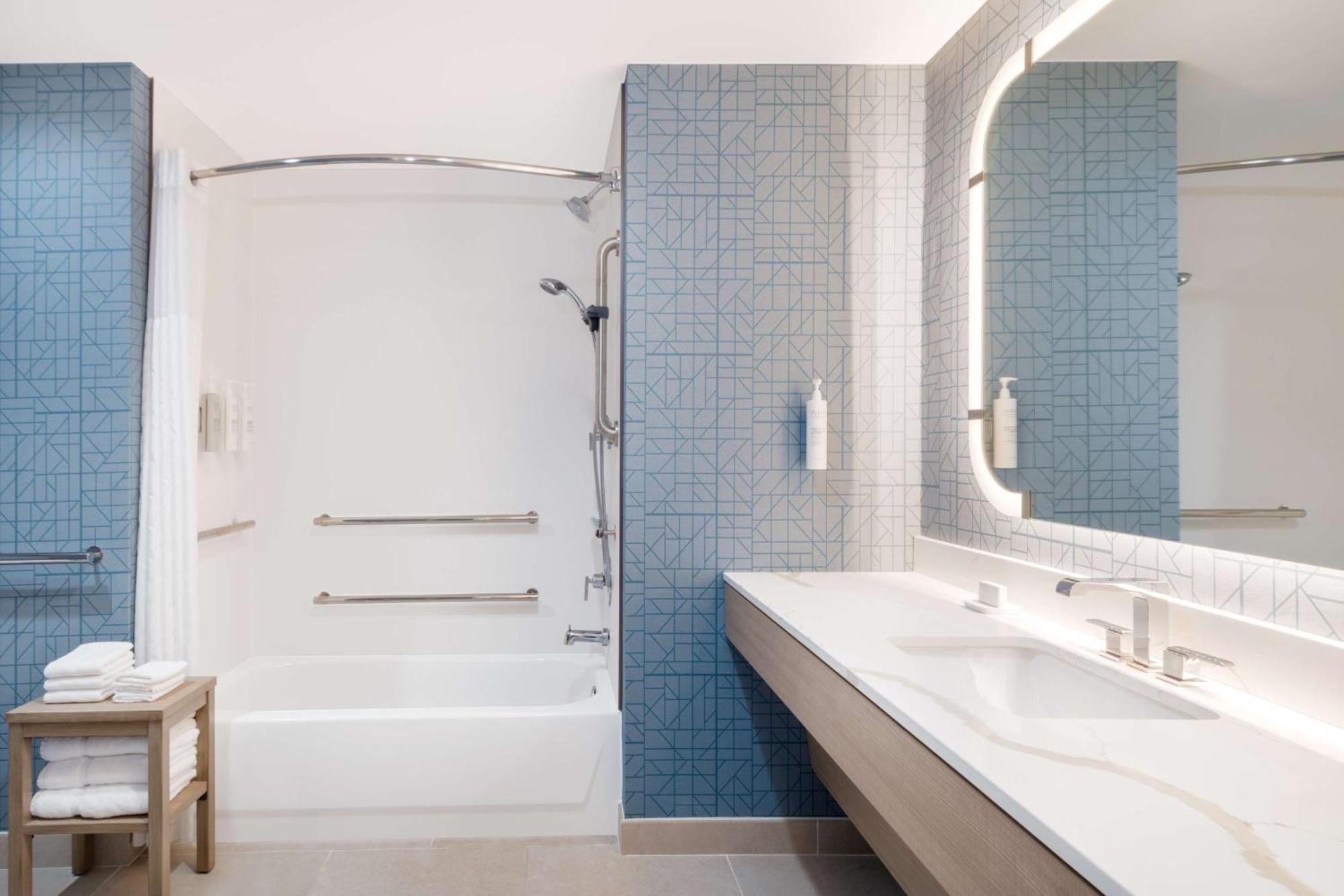 King Suite with Accessible Tub - Mobility and Hearing Access/Non-Smoking