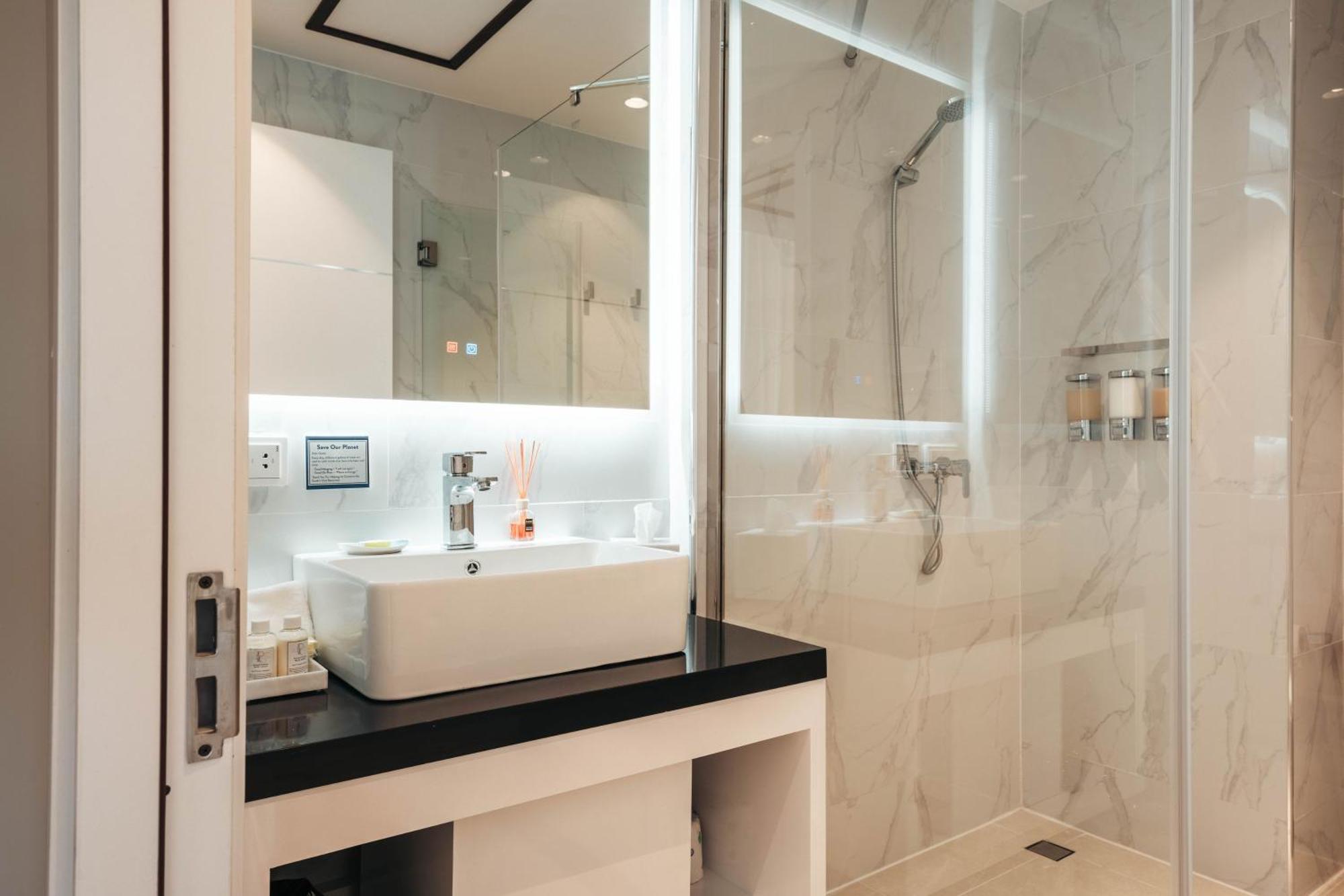 Junior Studio Suite 1 King Bed City & Limited Ocean View,1549000813:JPEG
