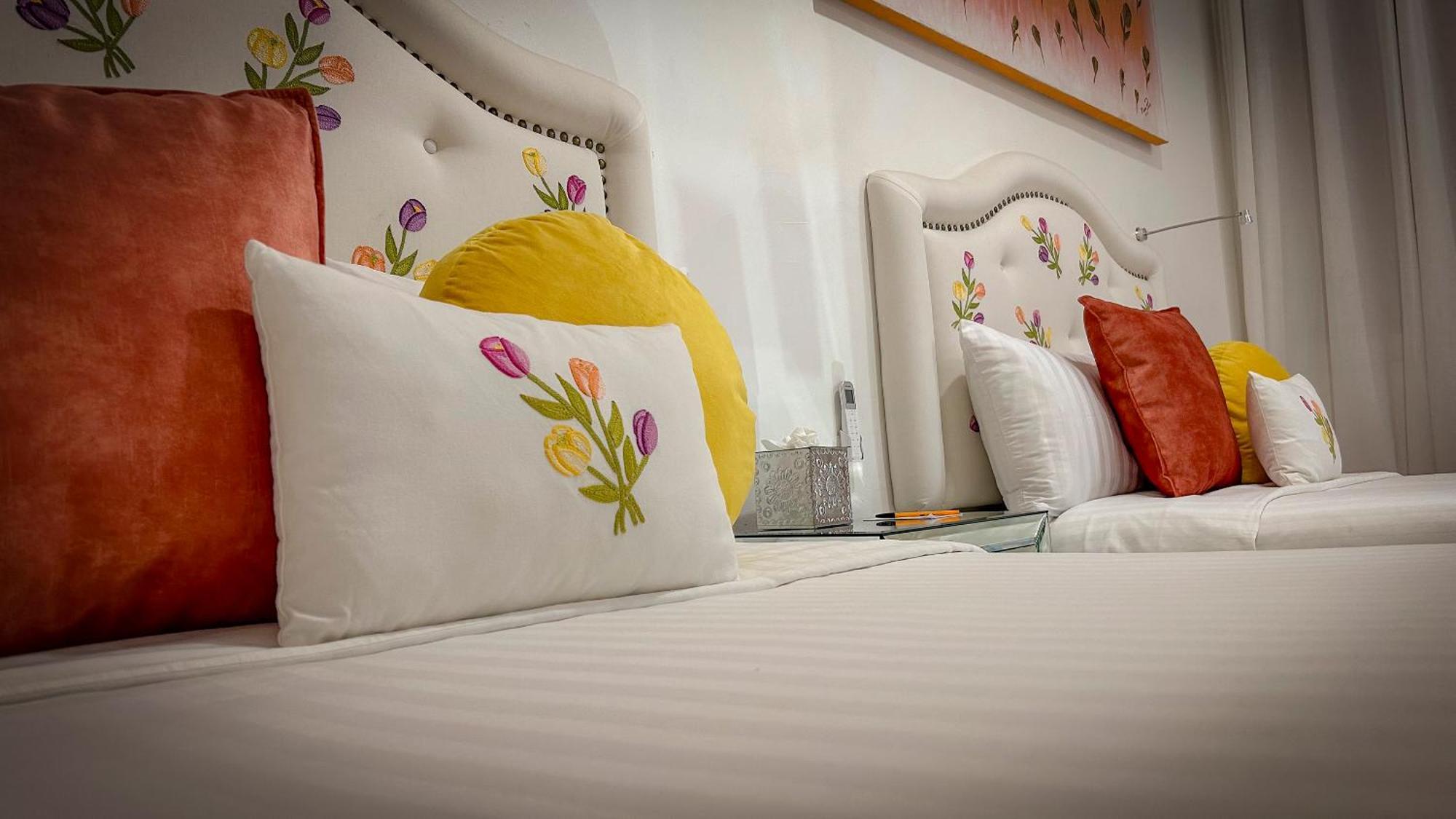 Twin Room,1549016224:JPEG