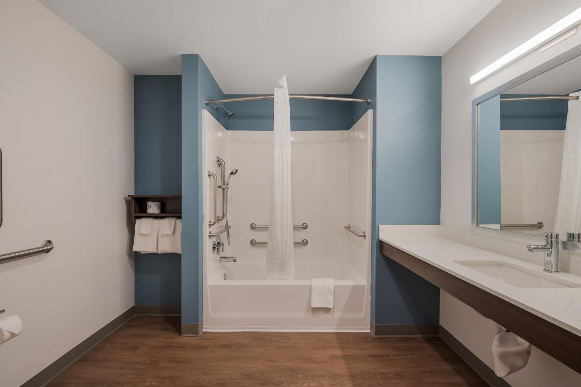 Queen Suite with Tub - Disability Access/Non Smoking