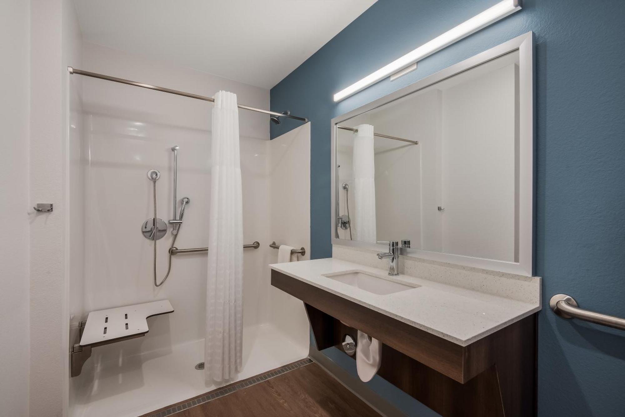 Queen Suite with Roll-In Shower - Disability Access/Non Smoking