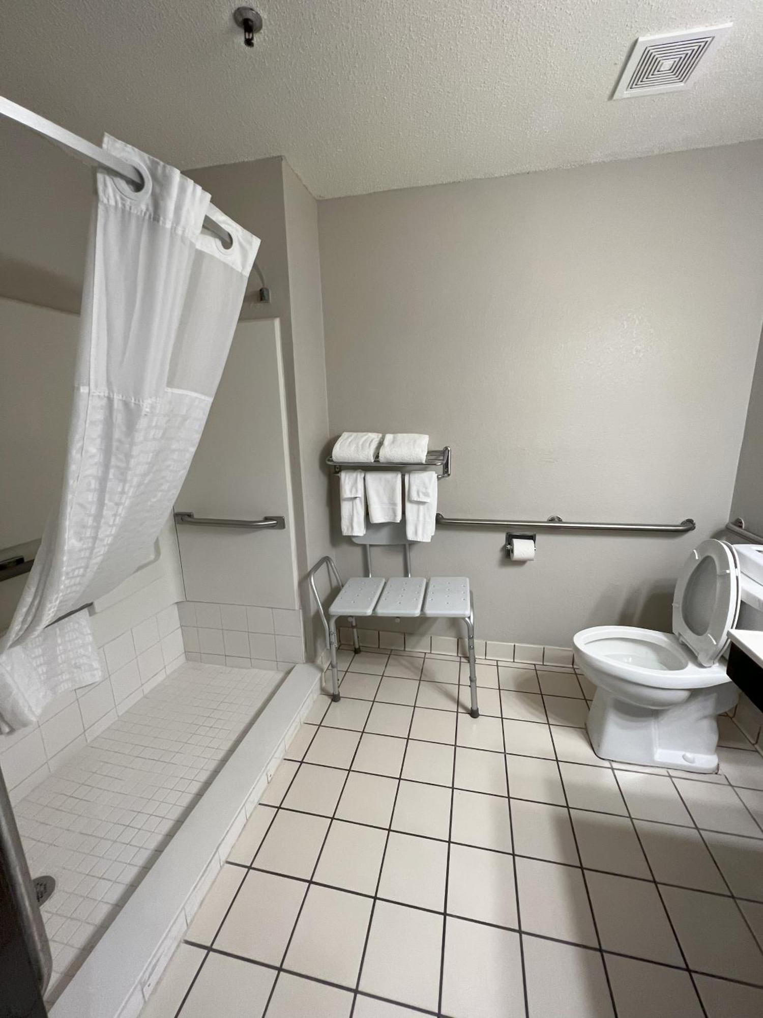Queen Room with Mobility/Hearing Impaired Access/Ground Floor, No-Smoking