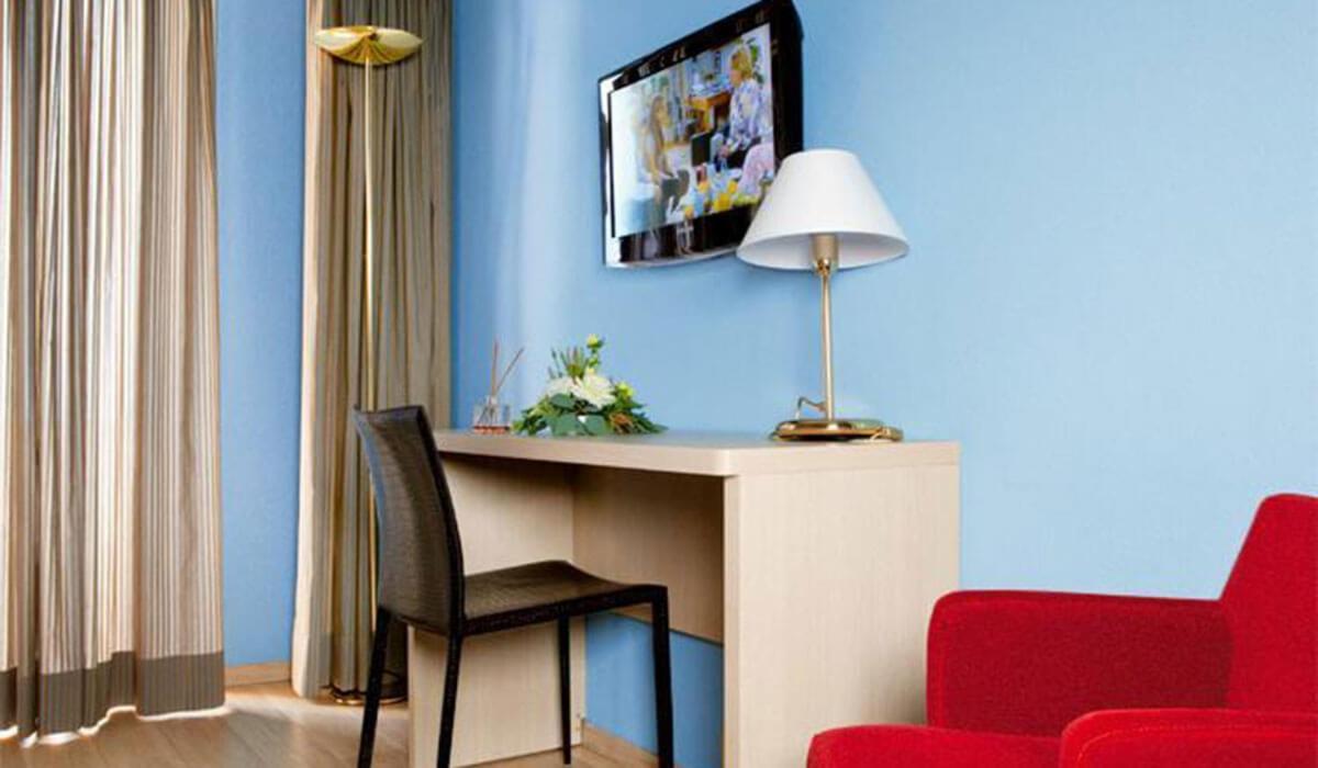 Single Room with Balcony and Lake View,1549139731:JPEG