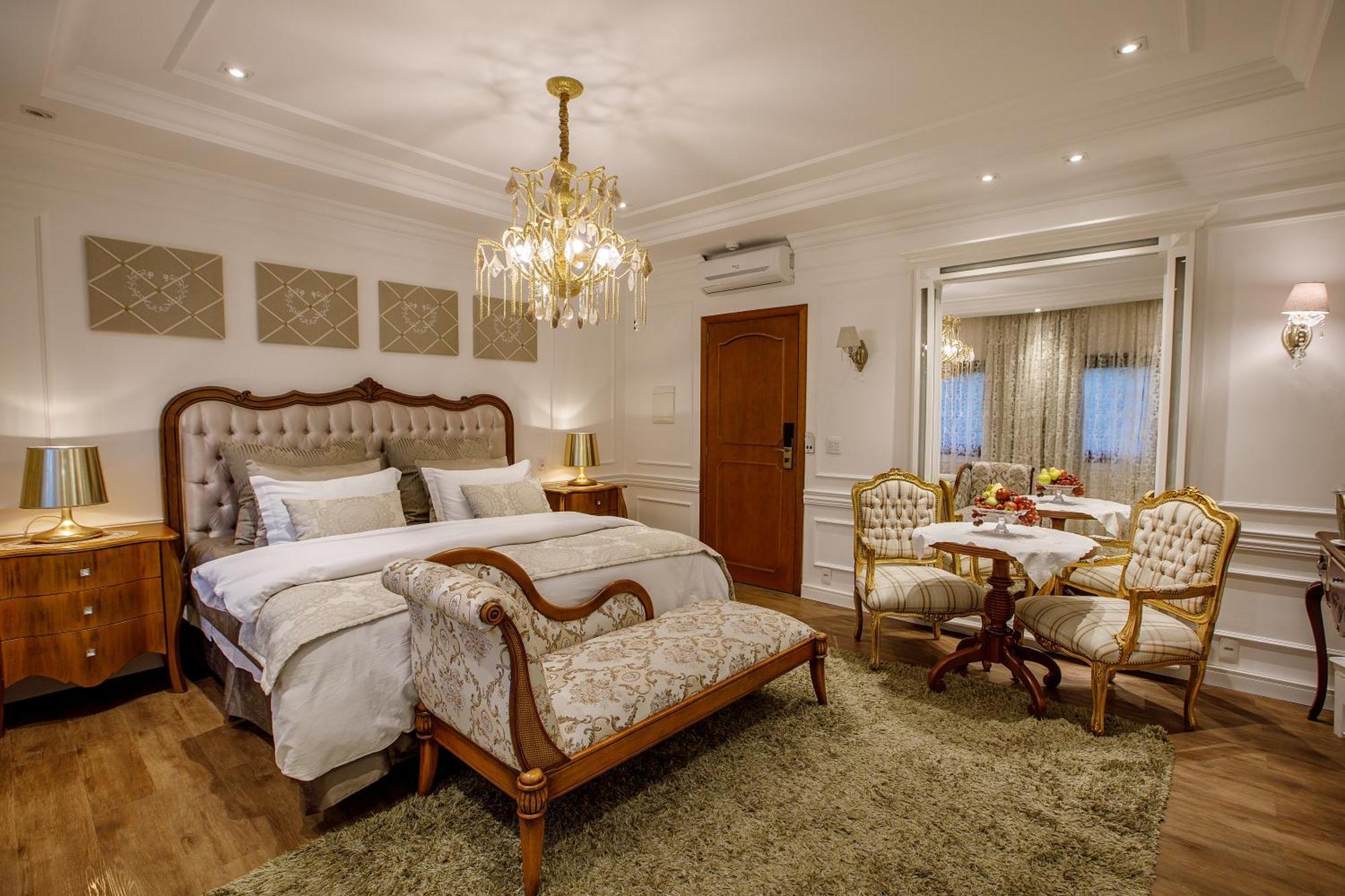 Queen Suite with Spa Bath