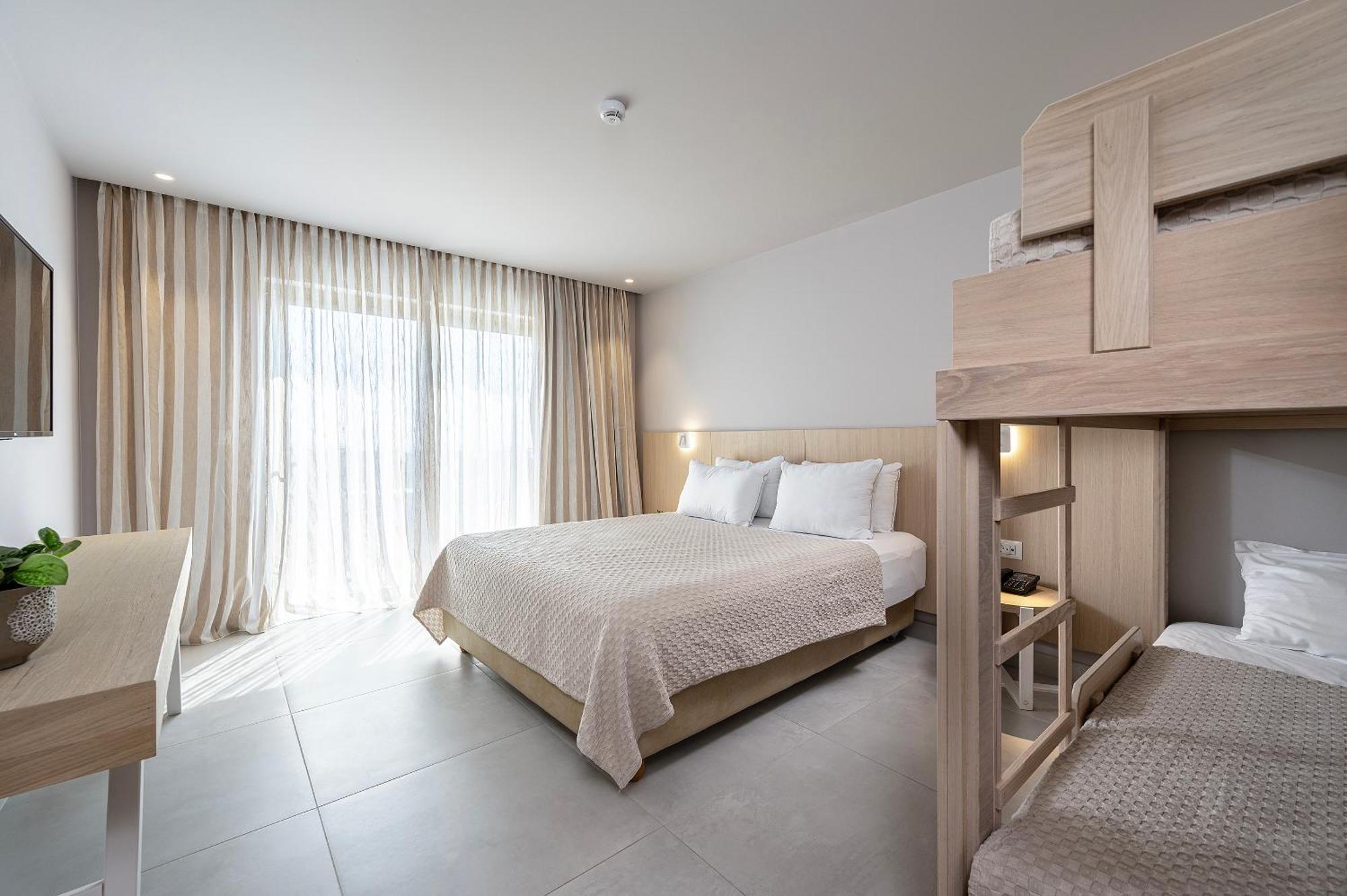 Chambre Familiale - Vue sur Jardin (2 Adultes + 2 Enfants)