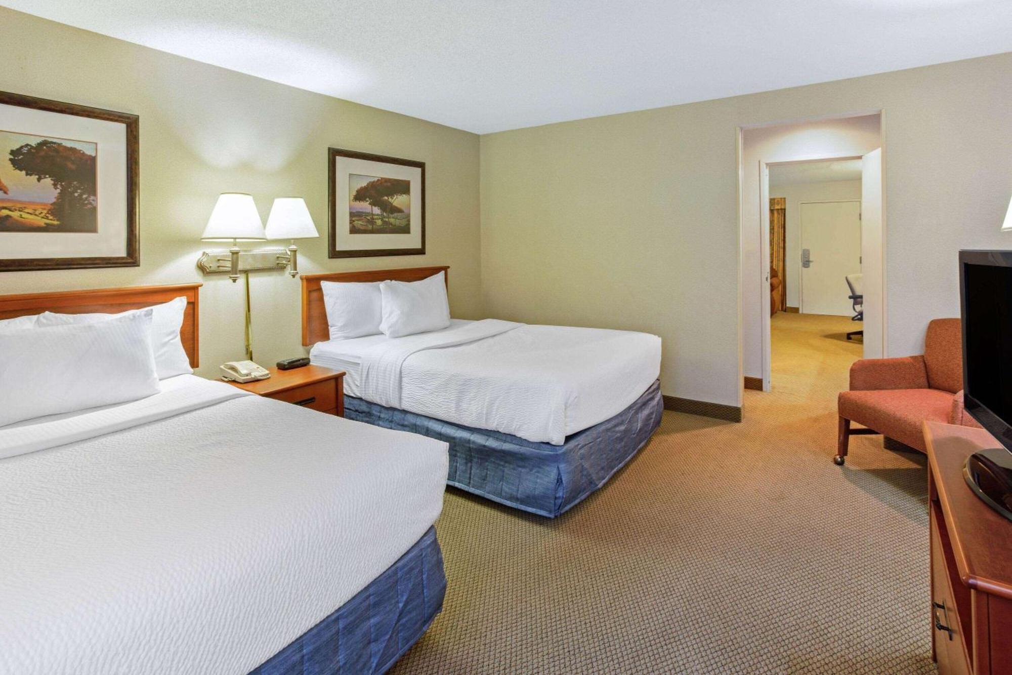 Studio Suite with Two Double Beds - Non-Smoking