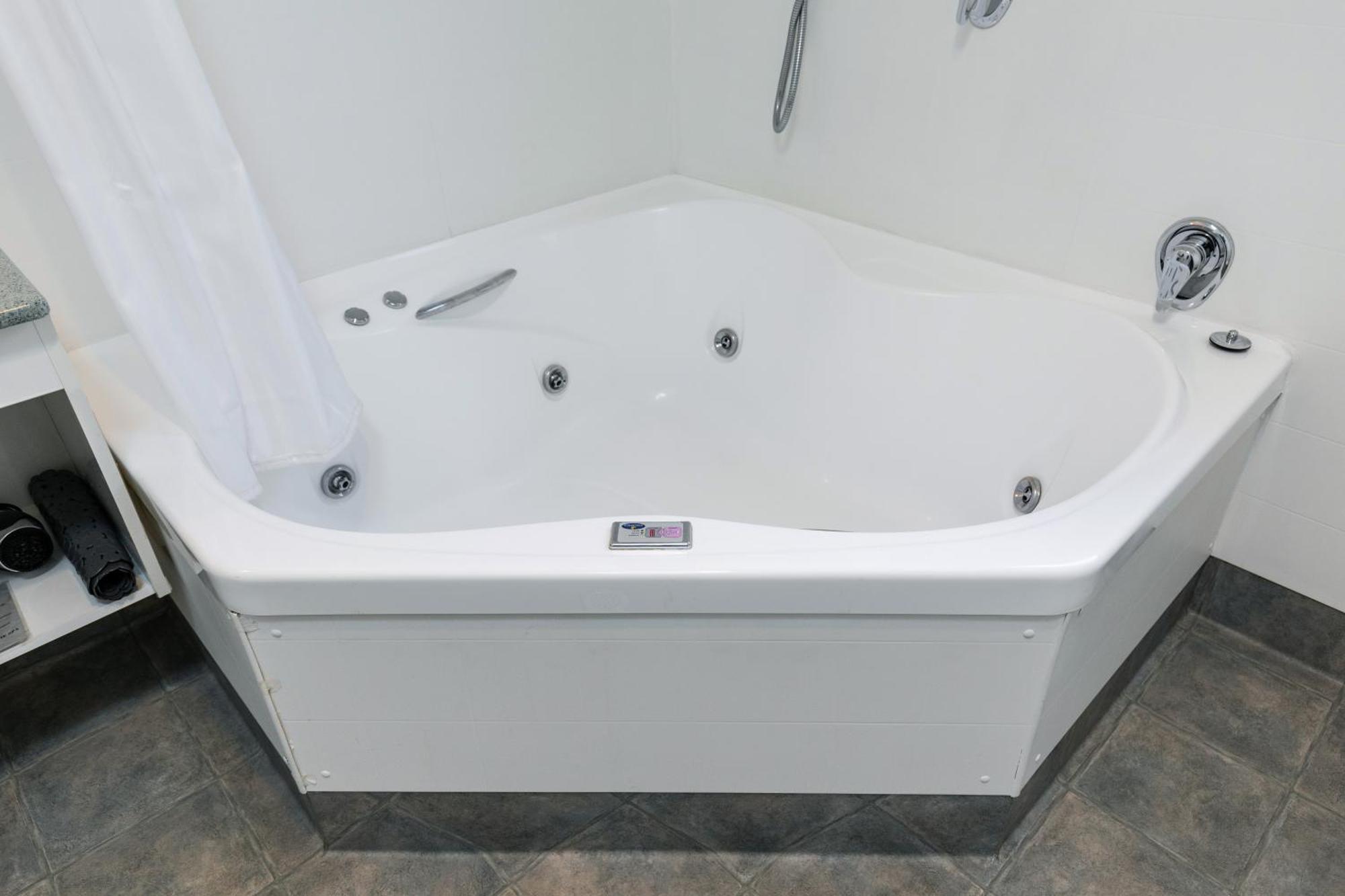 King Room with Spa Bath