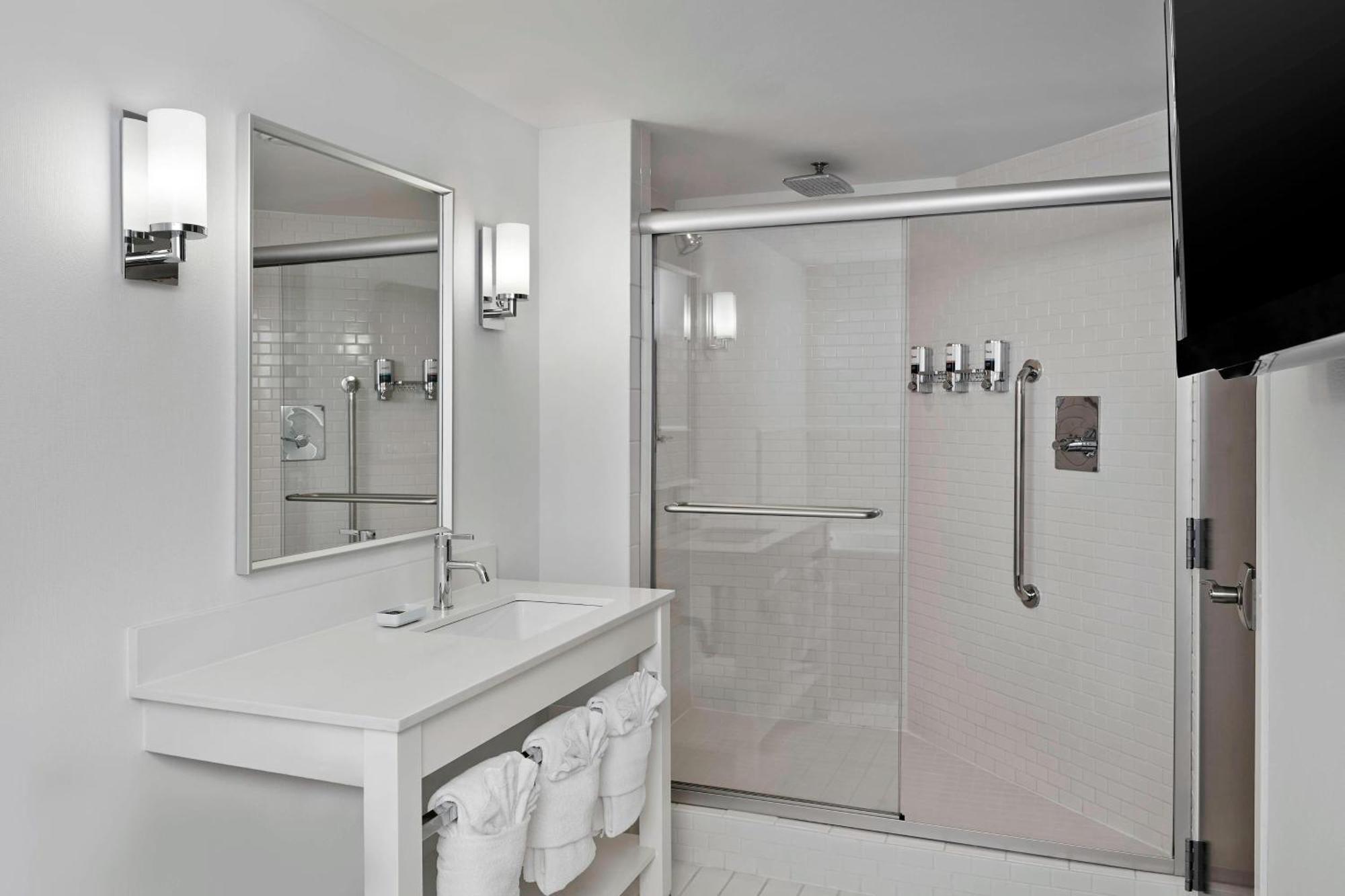 Suite, 1 King, City view, Corner room, Whirlpool
