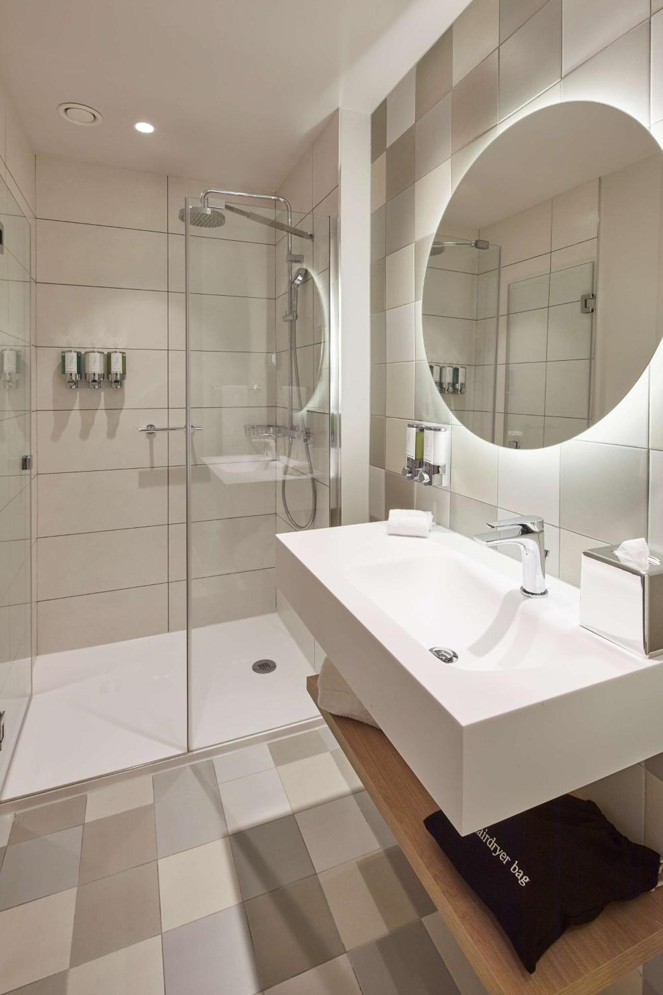 Habitación con cama grande adaptada para personas de movilidad reducida