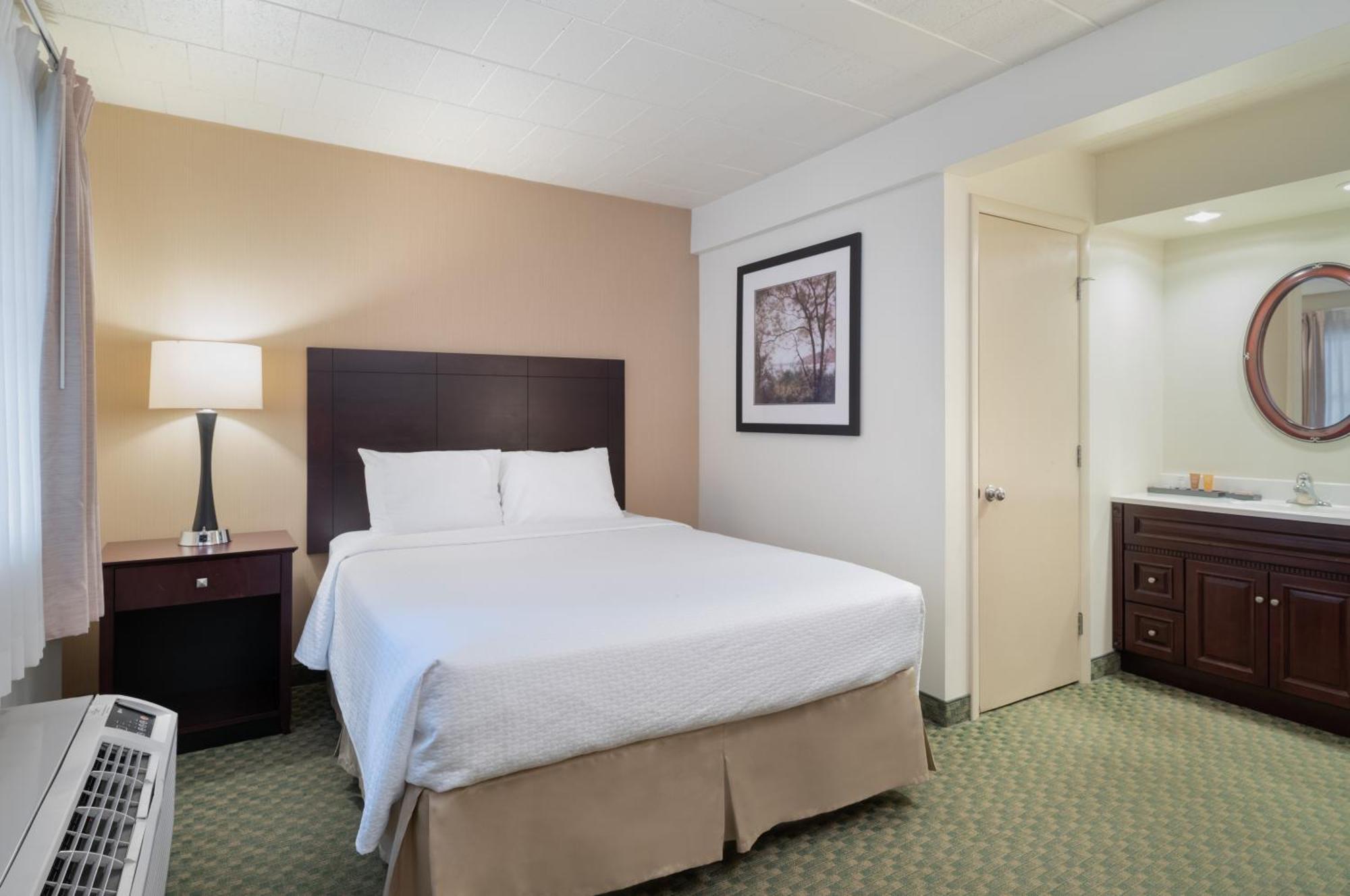Standard Room One Queen Bed