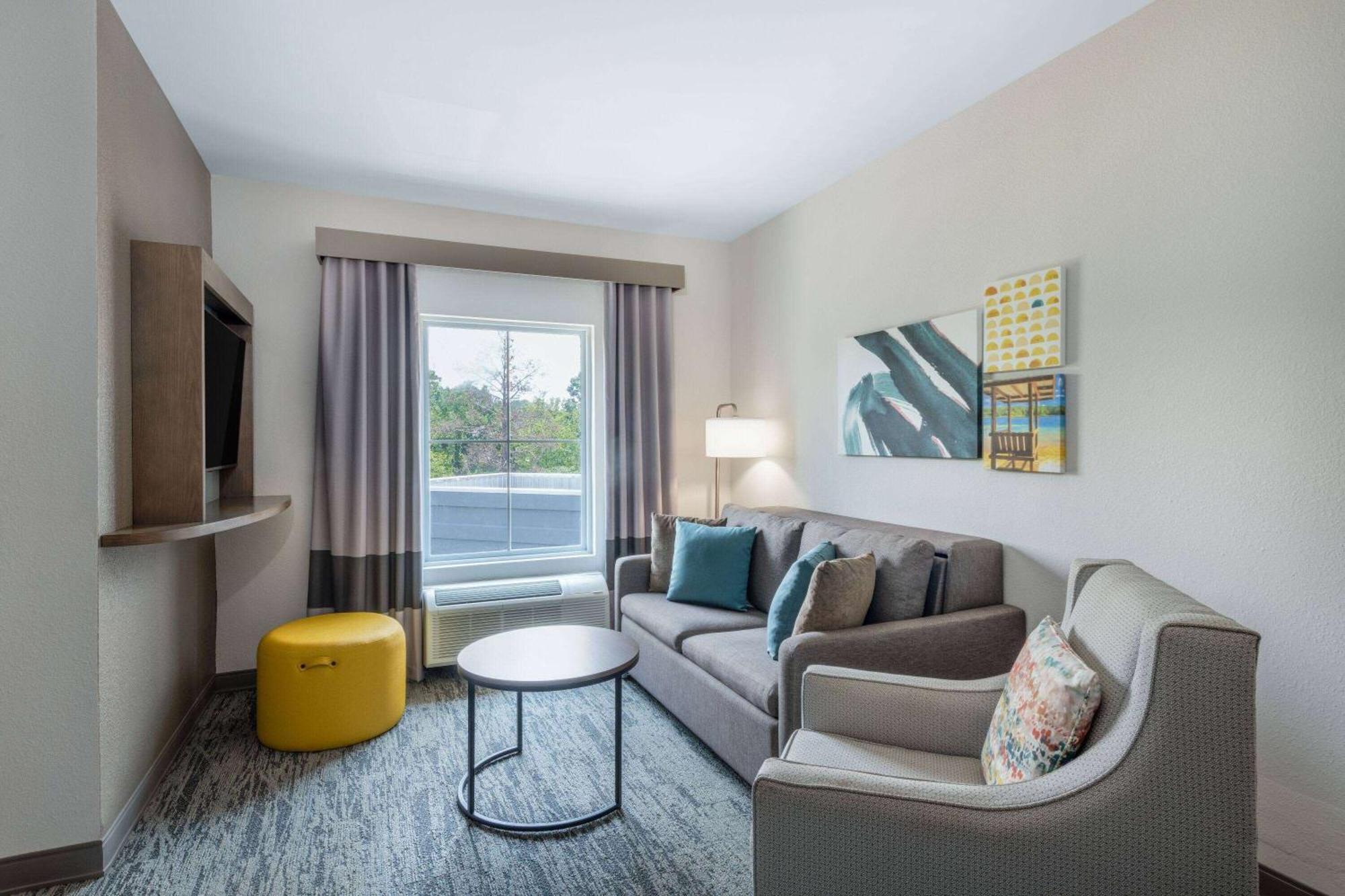 One-Bedroom King Suite Mobility or Hearing Access Roll Shower No Smoking
