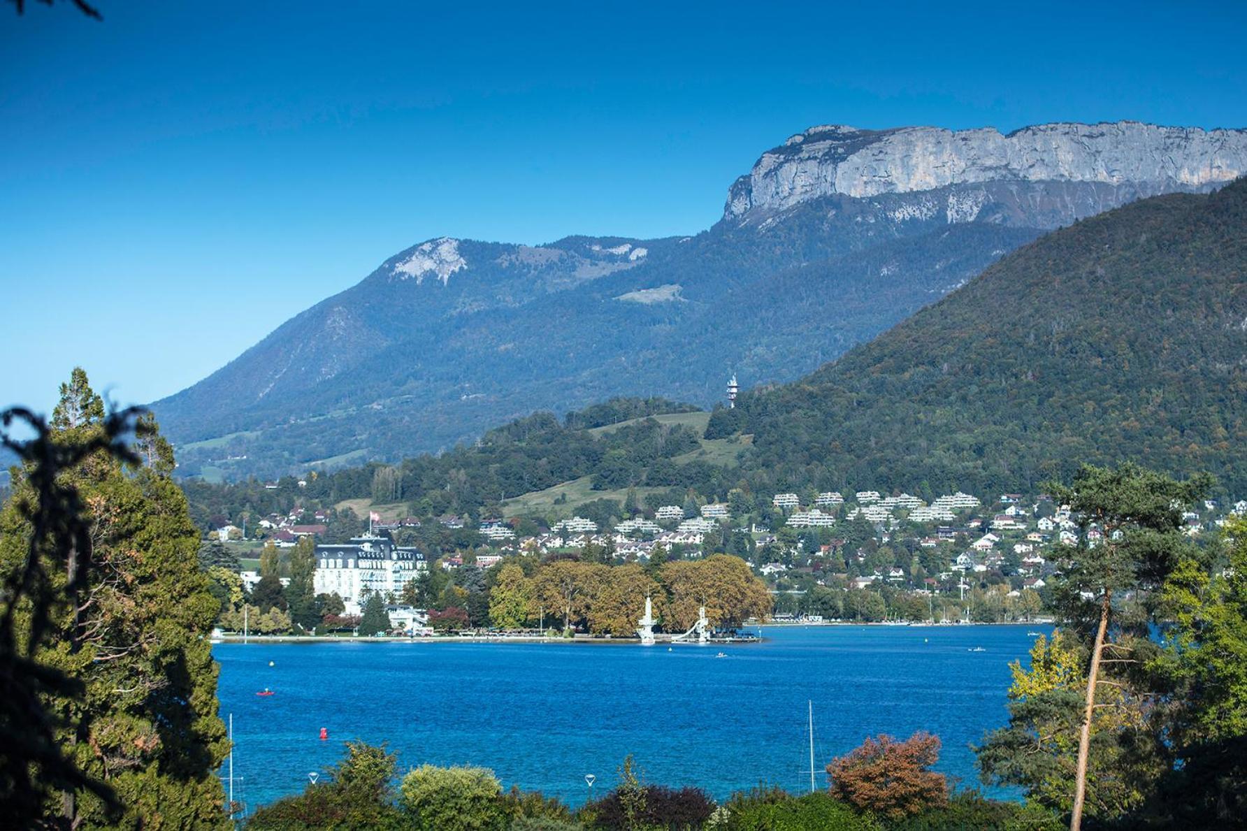 Mezzanine Lake View