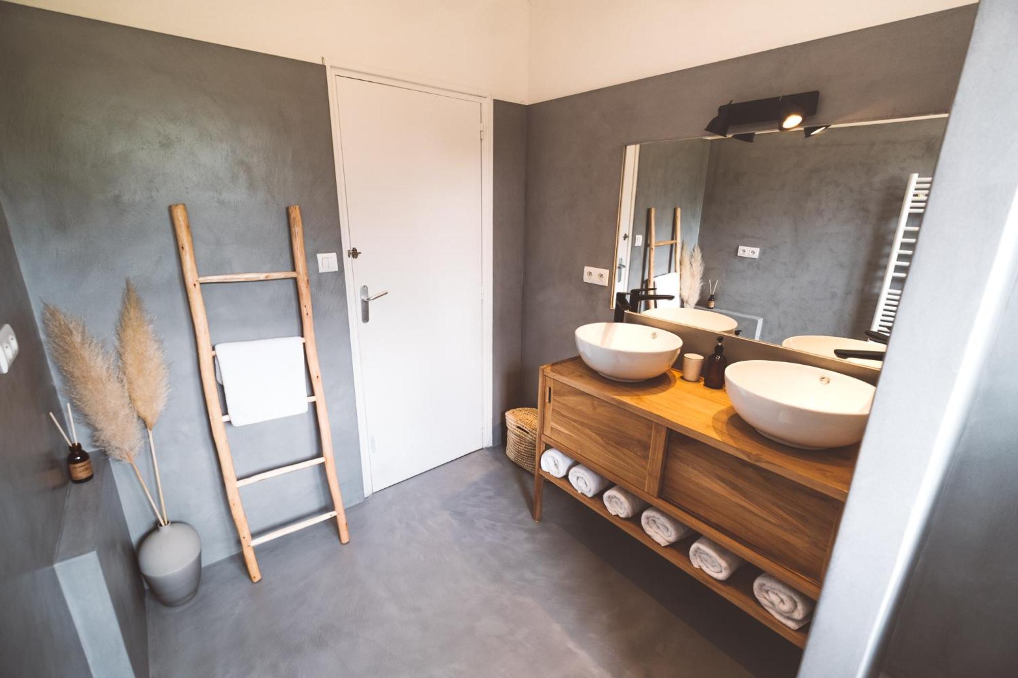 Chambre Lit Queen-Size avec Salle de Bains Commune