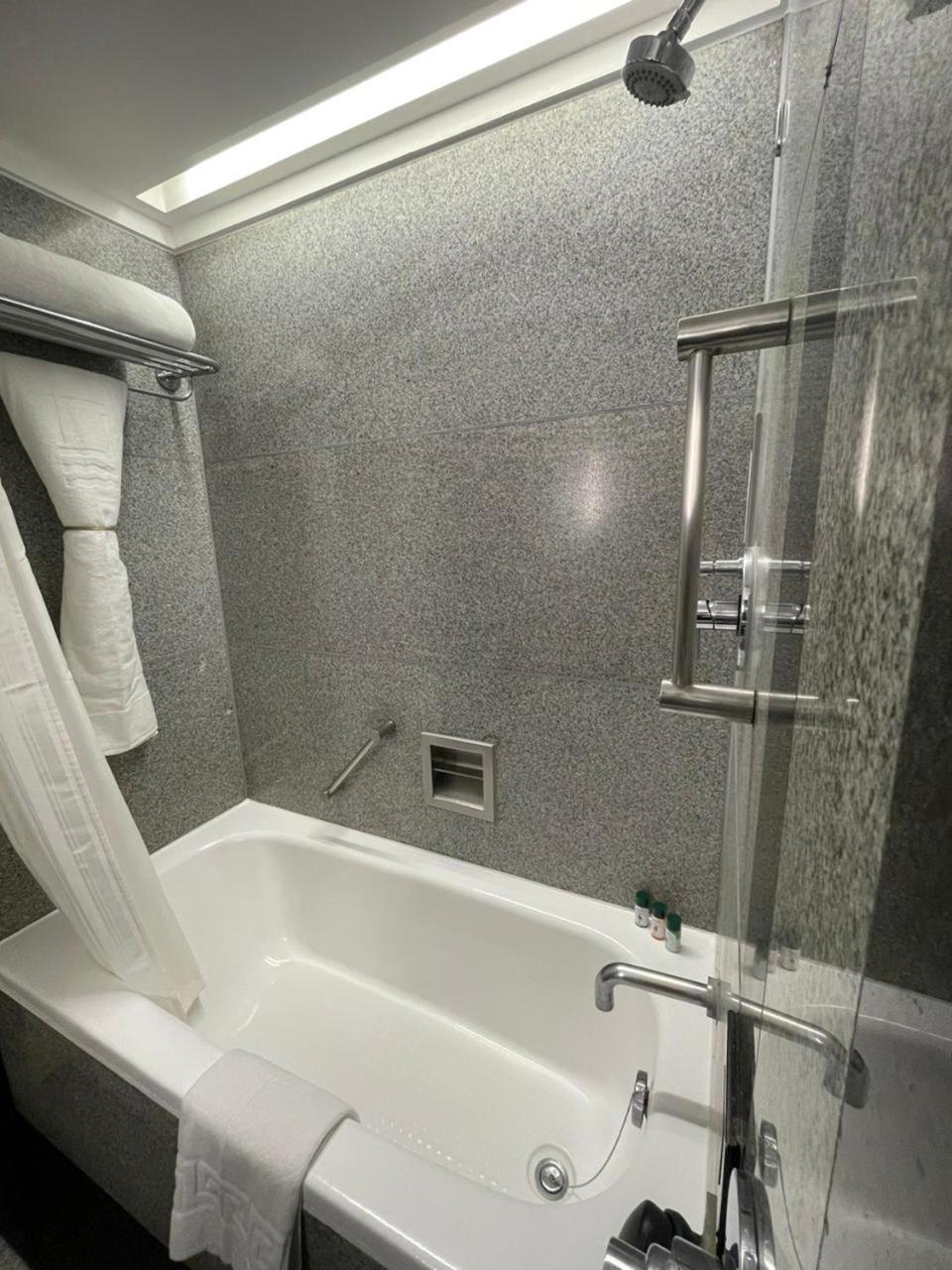 Sea Facing Room - 2 Single Beds,1558572097:JPEG