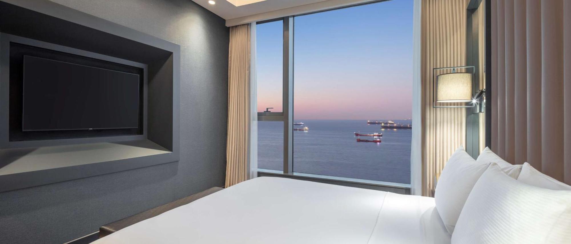Grand Deluxe Suite With Sea View And Executive Lounge Access,1550380171:JPEG