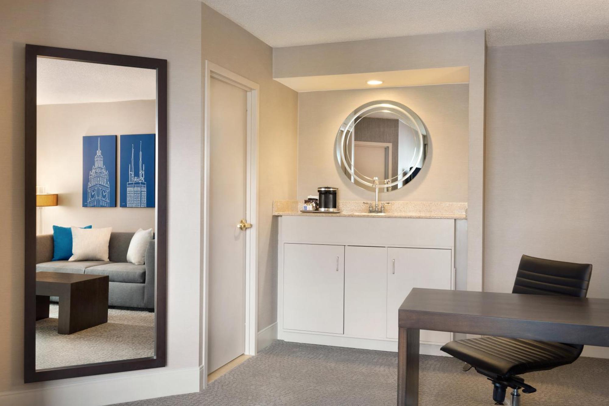 One-Bedroom King Suite with Mobility Accessible Tub