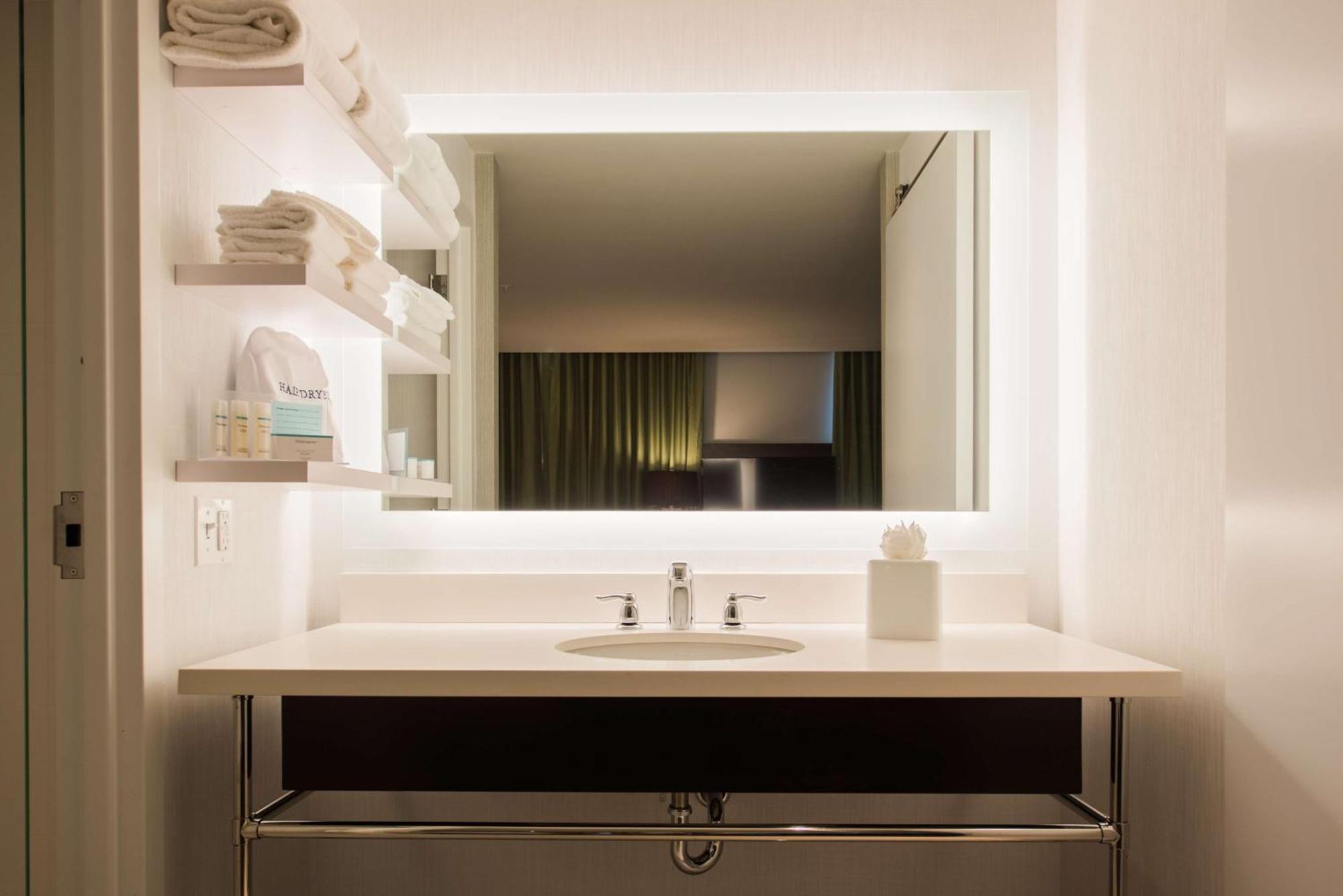 Habitación con cama extragrande y ducha accesible en silla de ruedas - Adaptada para personas con movilidad reducida/discapacidad auditiva - No fumadores